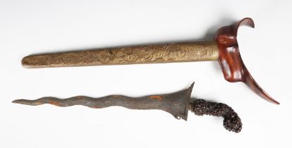 An early 20th century Indonesian kris dagger with wavy double-edged blade, blade length 33cm, and