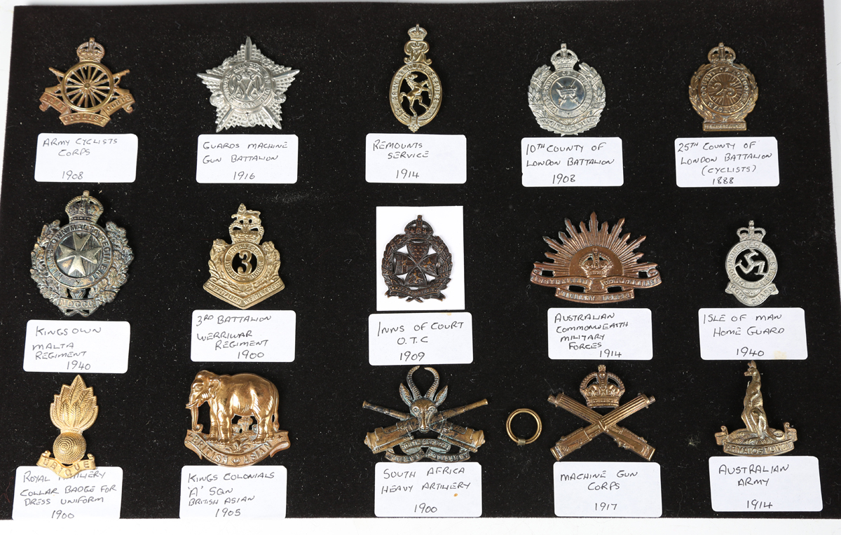 A large collection of 20th century British military and other cap badges, including a silver Buffs - Image 12 of 19