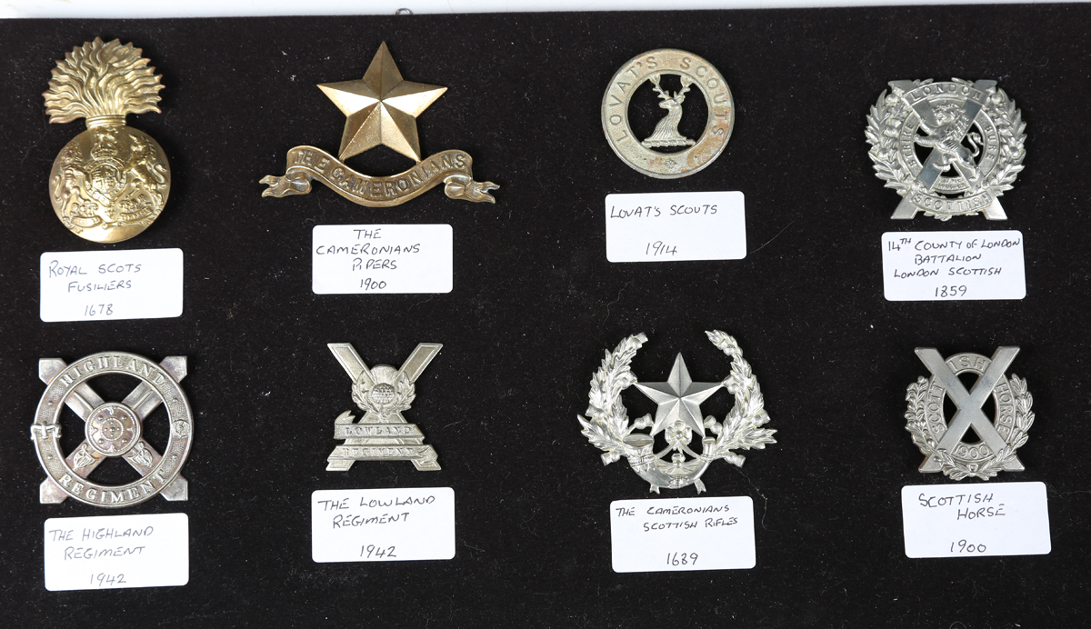 A large collection of 20th century British military and other cap badges, including a silver Buffs - Image 13 of 19