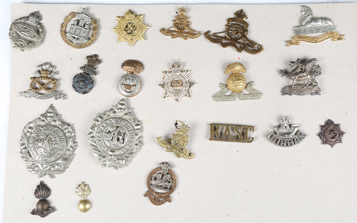 A large collection of 20th century British military and other cap badges, including a silver Buffs - Image 19 of 19