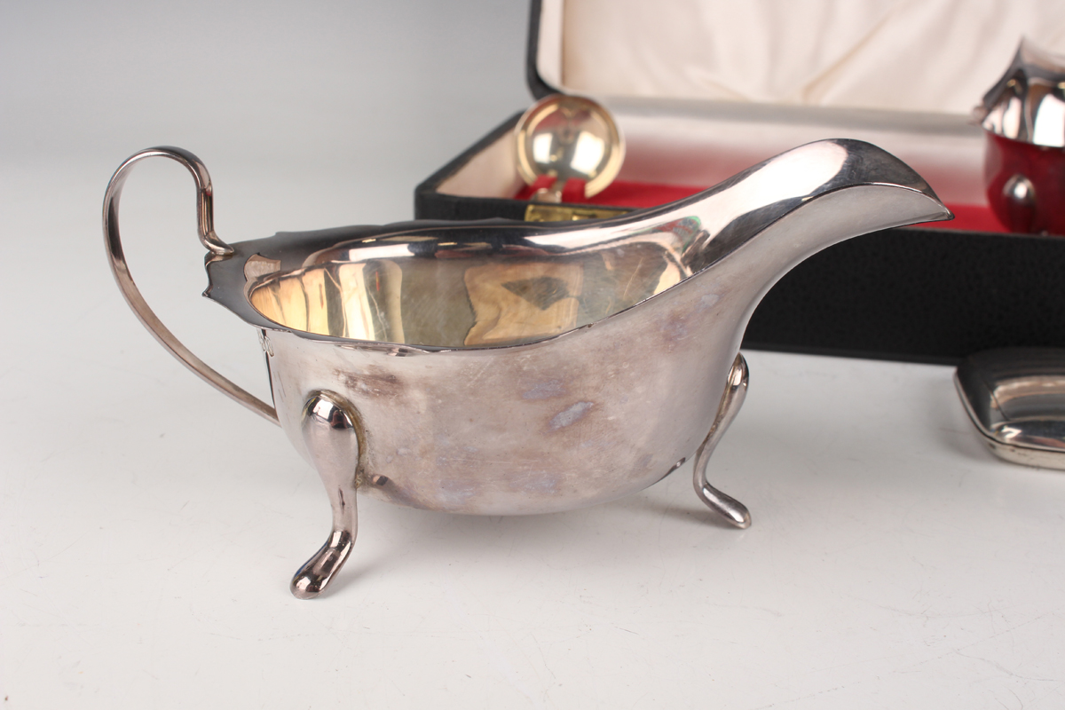 A pair of Elizabeth II silver sauceboats and a pair of silver sauce ladles, Sheffield 1964 and - Image 4 of 4