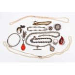 A small group of Edwardian and later jewellery, including a silver graduated Albert watch chain,