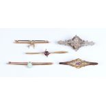 A gold and amethyst single stone bar brooch, detailed '15ct', weight 3.1g, width 5.4cm, a gold and