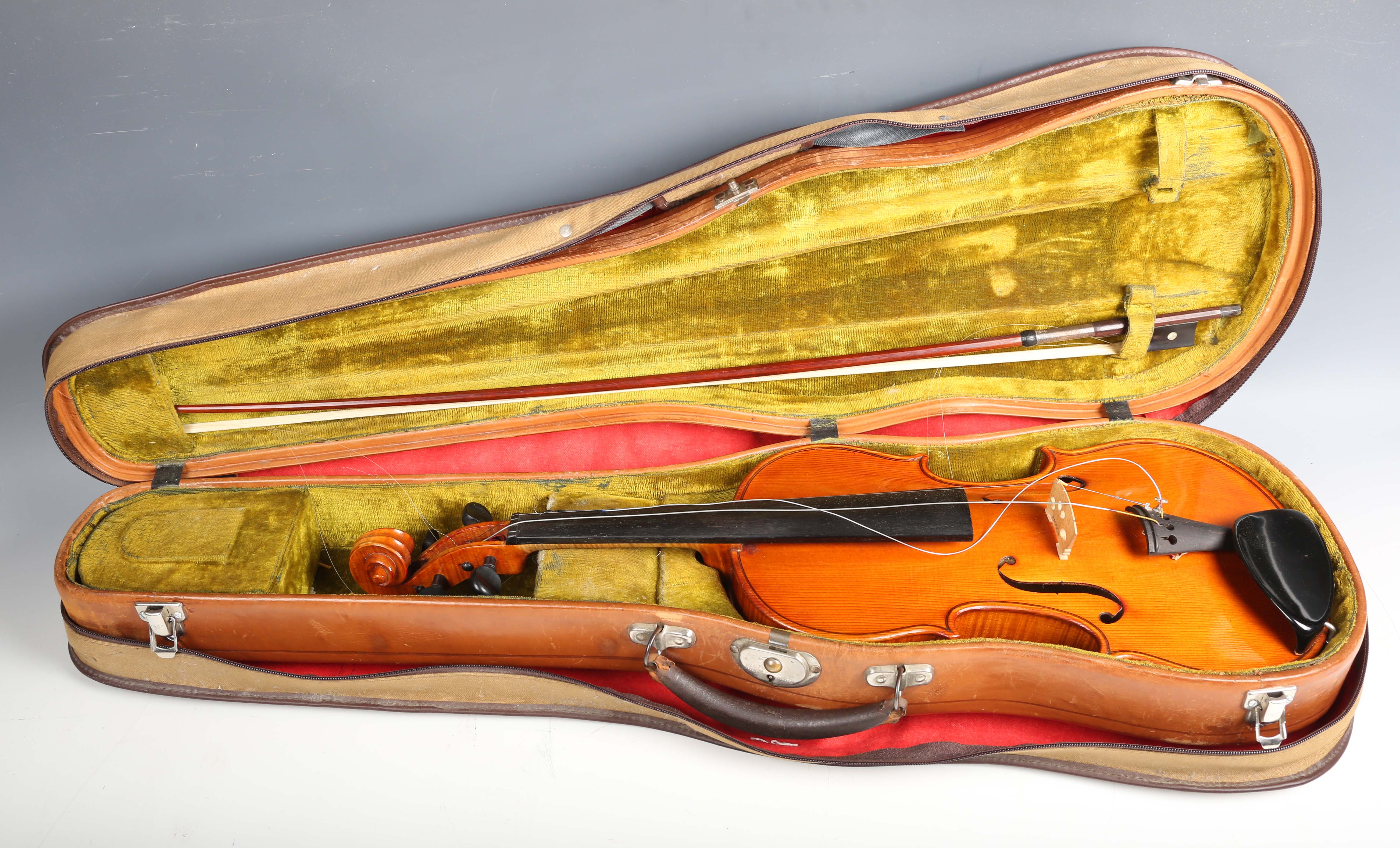 An early 20th century English violin, bearing interior label detailed 'Haynes Fecit Anno 1926', with - Image 6 of 24