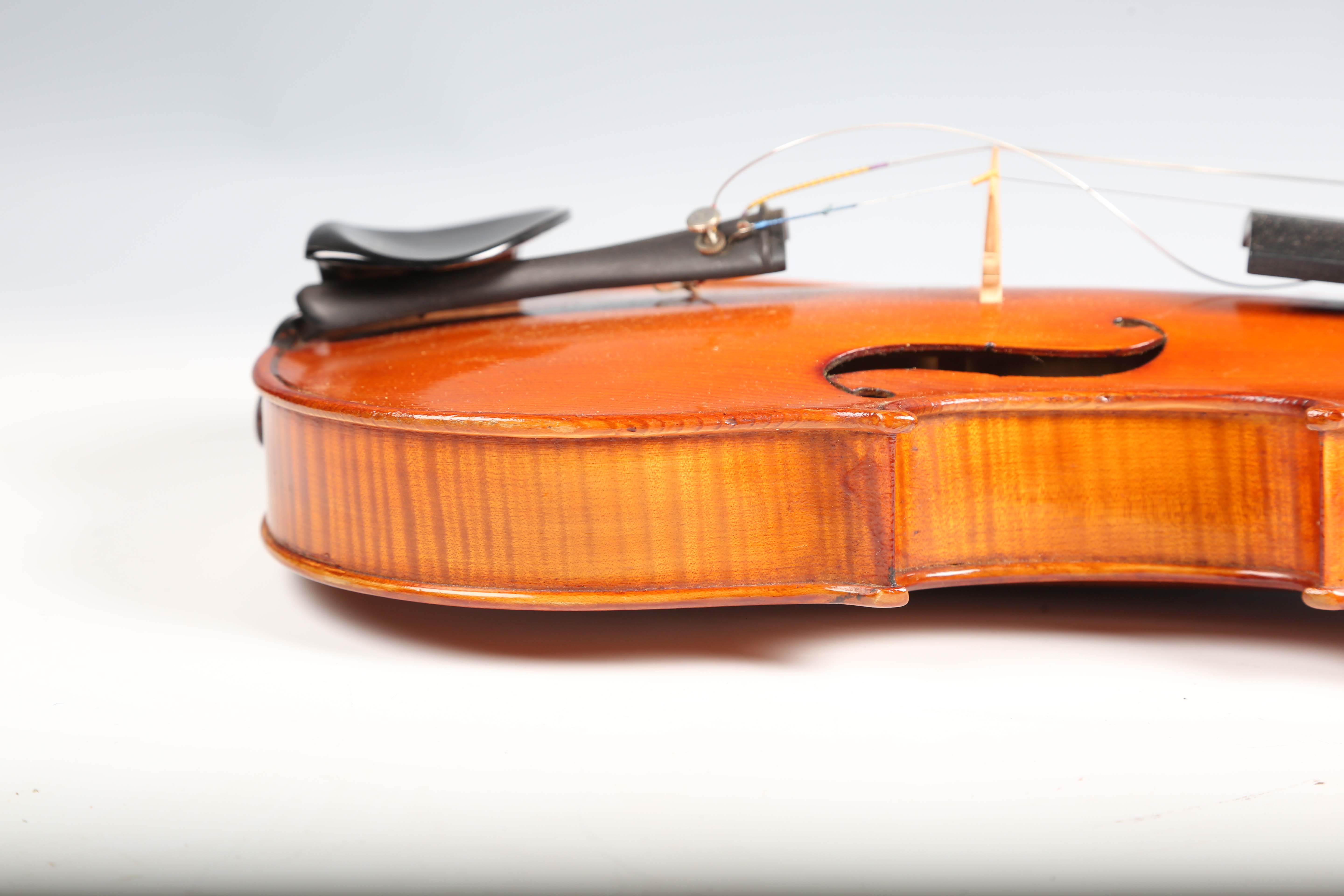 An early 20th century English violin, bearing interior label detailed 'Haynes Fecit Anno 1926', with - Image 11 of 24