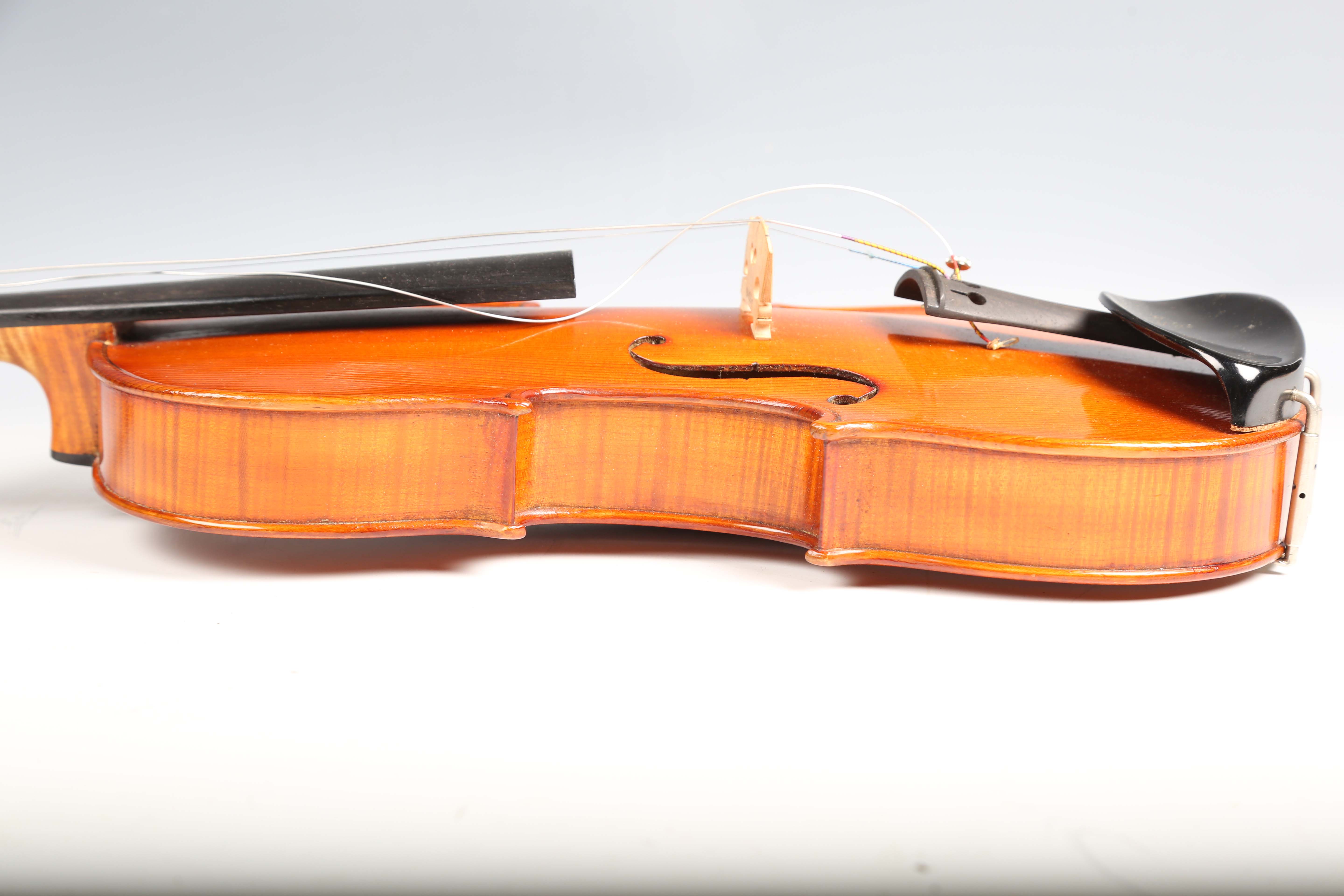 An early 20th century English violin, bearing interior label detailed 'Haynes Fecit Anno 1926', with - Image 17 of 24