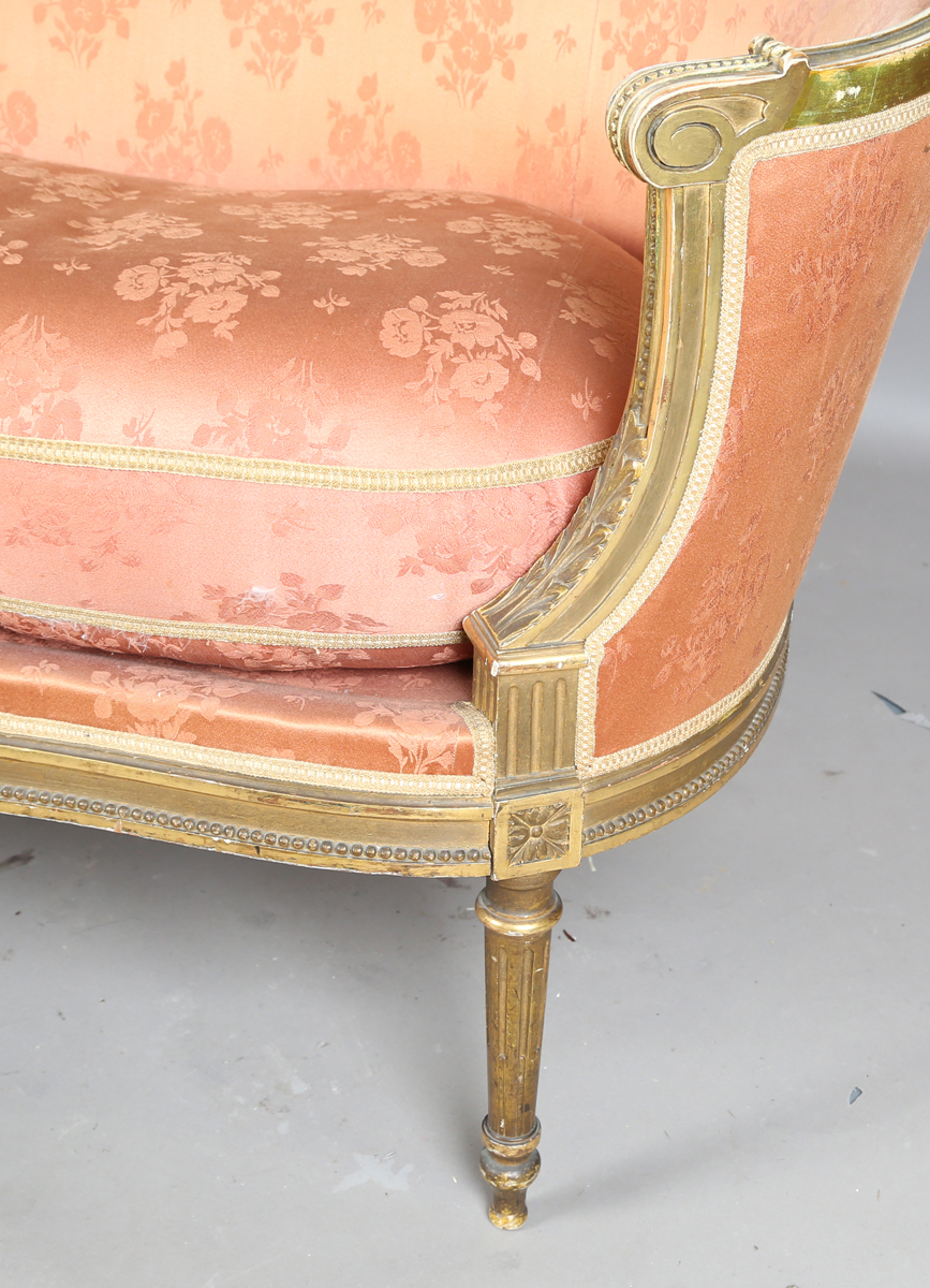 An early 20th century Louis XVI style gilt showframe salon settee, upholstered in pink damask - Image 4 of 12