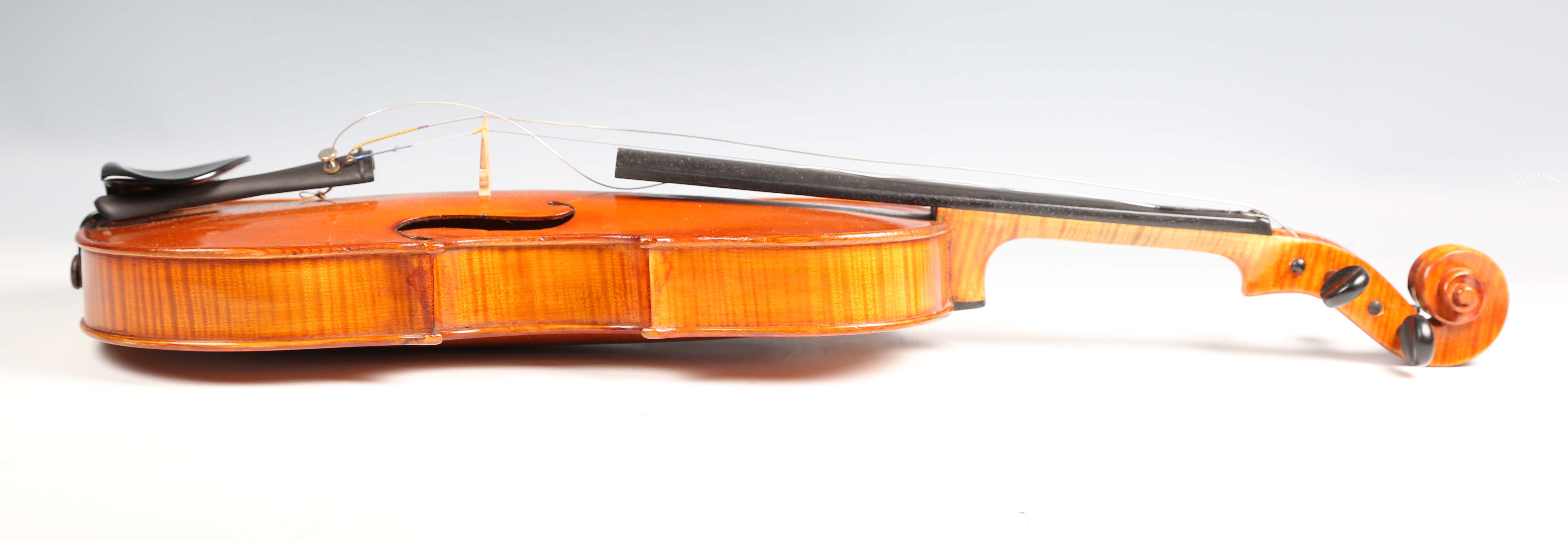 An early 20th century English violin, bearing interior label detailed 'Haynes Fecit Anno 1926', with - Image 15 of 24