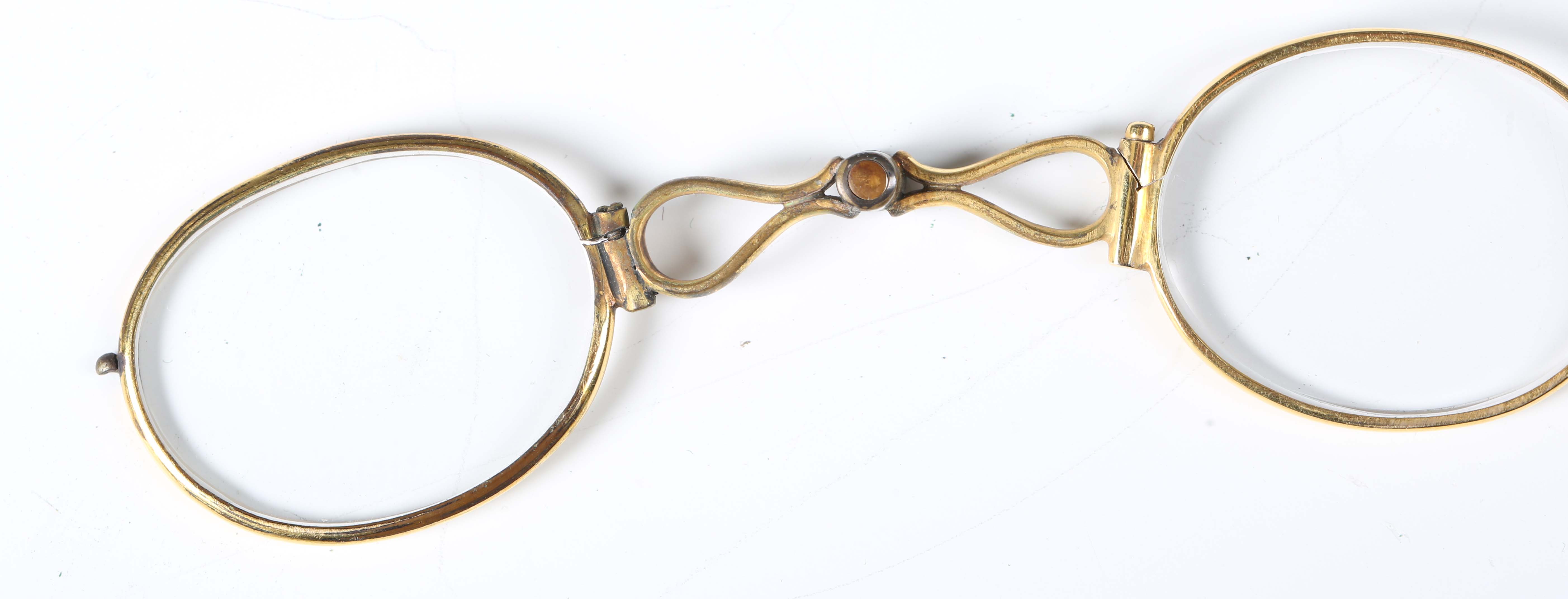 An early 19th century tortoiseshell and silver mounted oval magnifying lens, length 8cm, together - Image 2 of 10