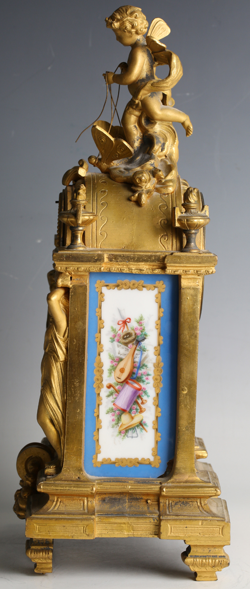A late 19th century French gilt spelter and Sèvres style porcelain mantel clock with eight day - Image 7 of 10