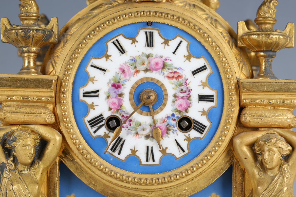 A late 19th century French gilt spelter and Sèvres style porcelain mantel clock with eight day - Image 10 of 10