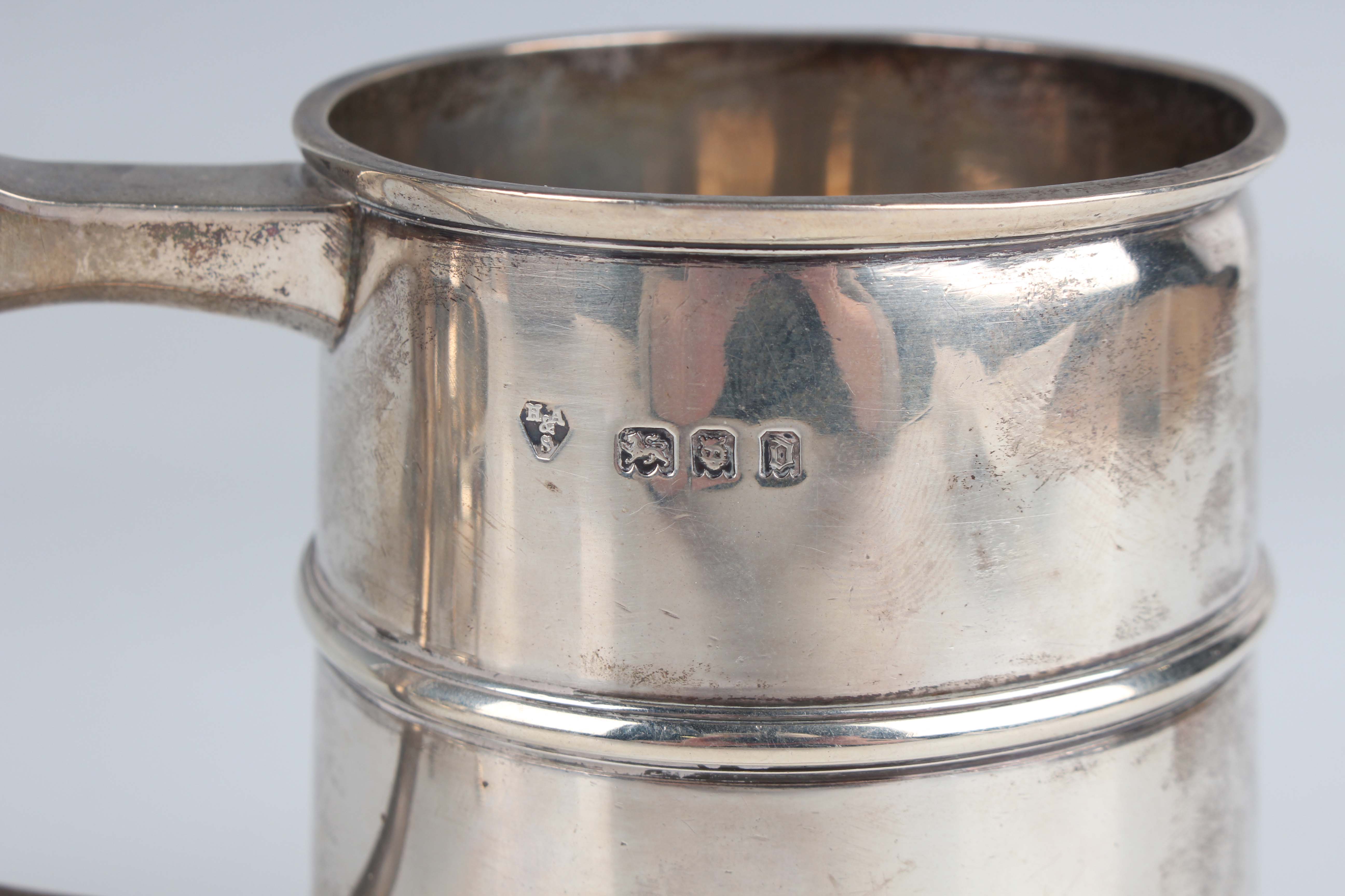 A George V silver tankard of girdled tapering cylindrical form with scroll handle, London 1919 by - Image 4 of 5