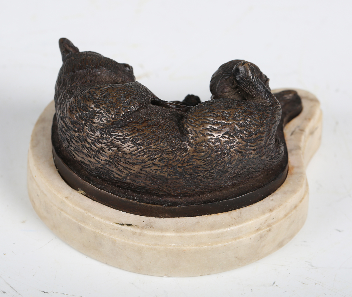 A late 20th century brown patinated cast bronze model of a bear with a fish in its mouth, on a black - Image 4 of 10