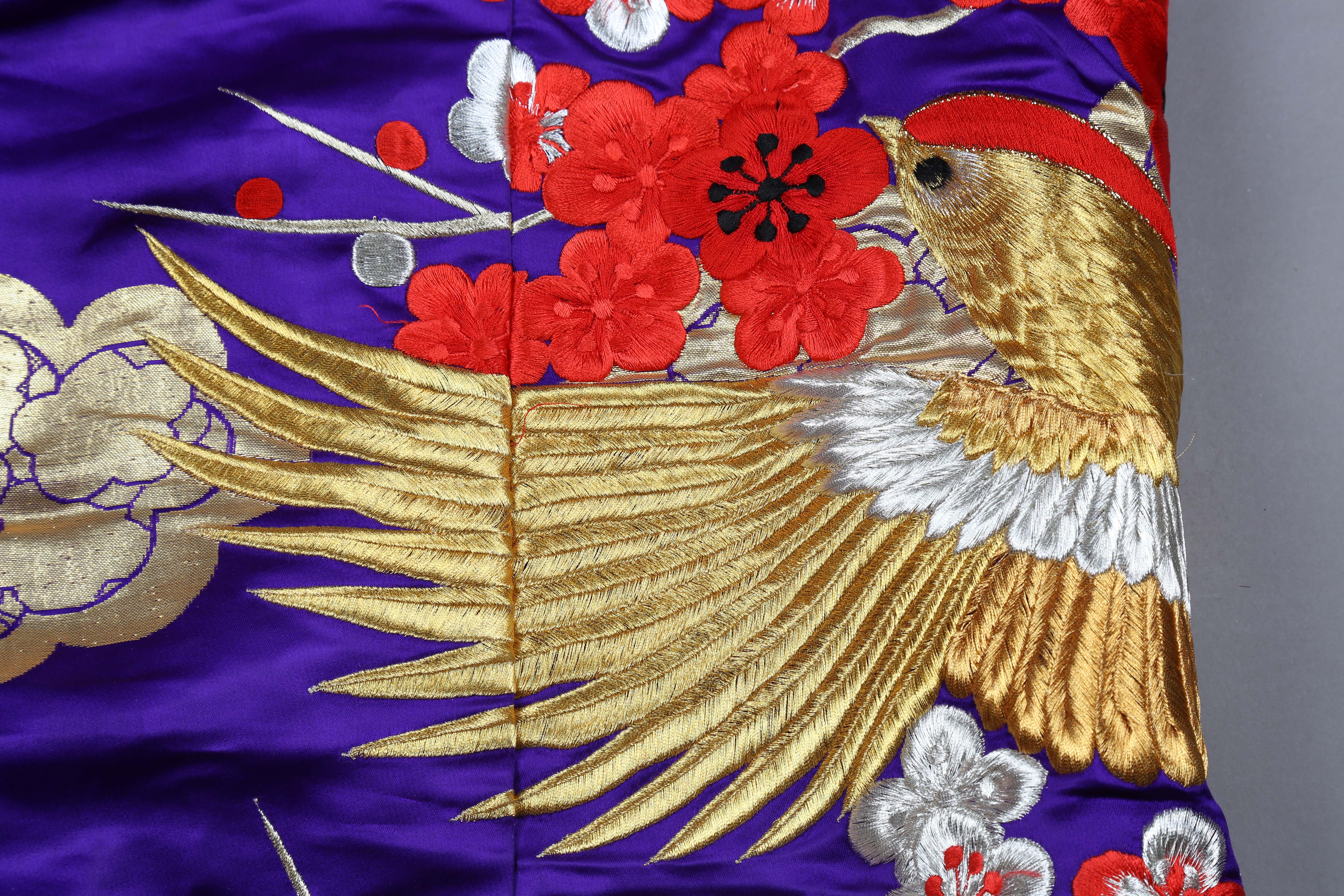A late 20th century Japanese embroidered kimono, decorated in gilt thread and silks with exotic - Image 17 of 23