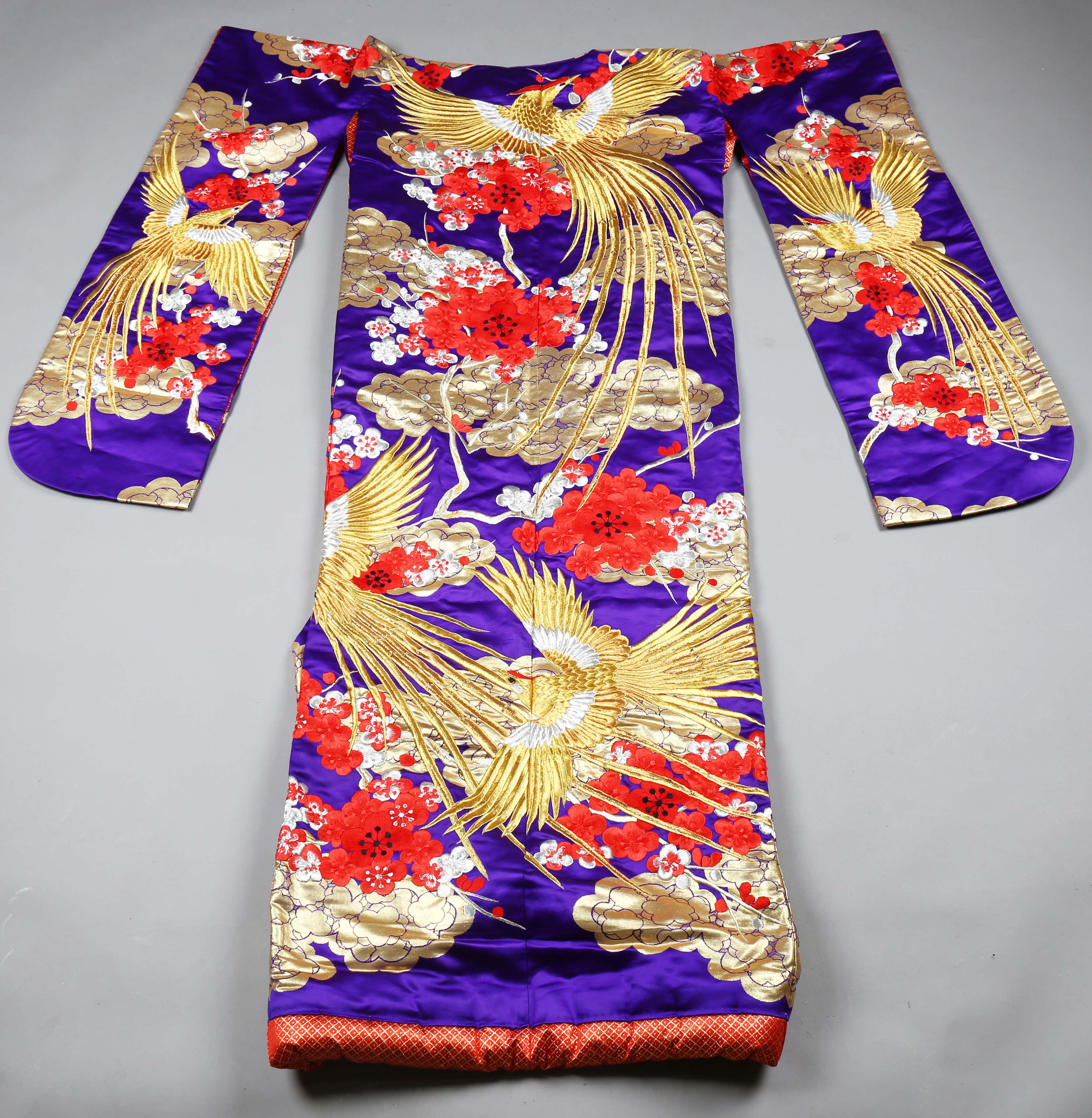 A late 20th century Japanese embroidered kimono, decorated in gilt thread and silks with exotic - Image 10 of 23