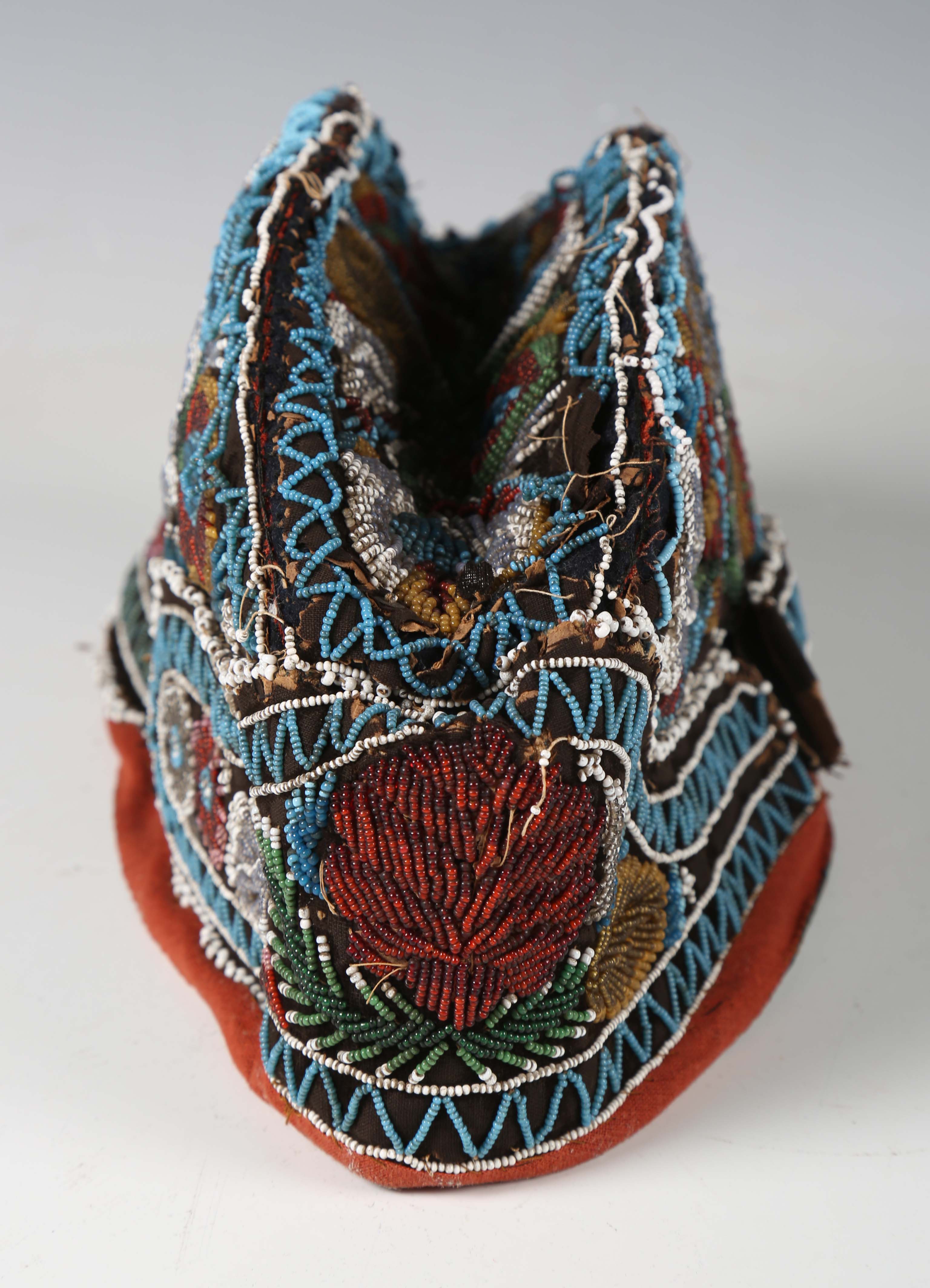 A 19th century beadwork and silk gentleman's cap, heavily beaded with flowers within zig-zag - Image 8 of 13