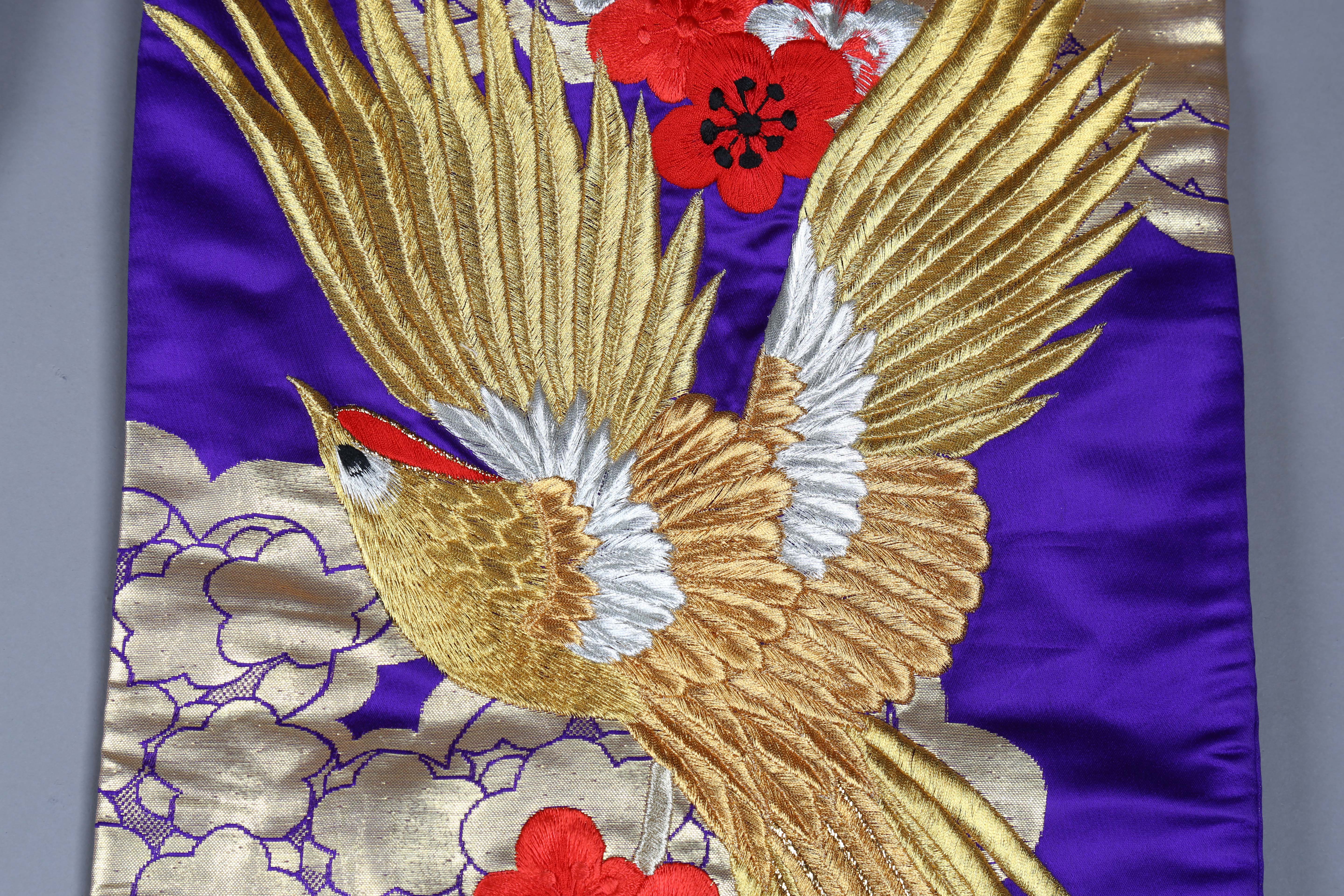 A late 20th century Japanese embroidered kimono, decorated in gilt thread and silks with exotic - Image 8 of 23