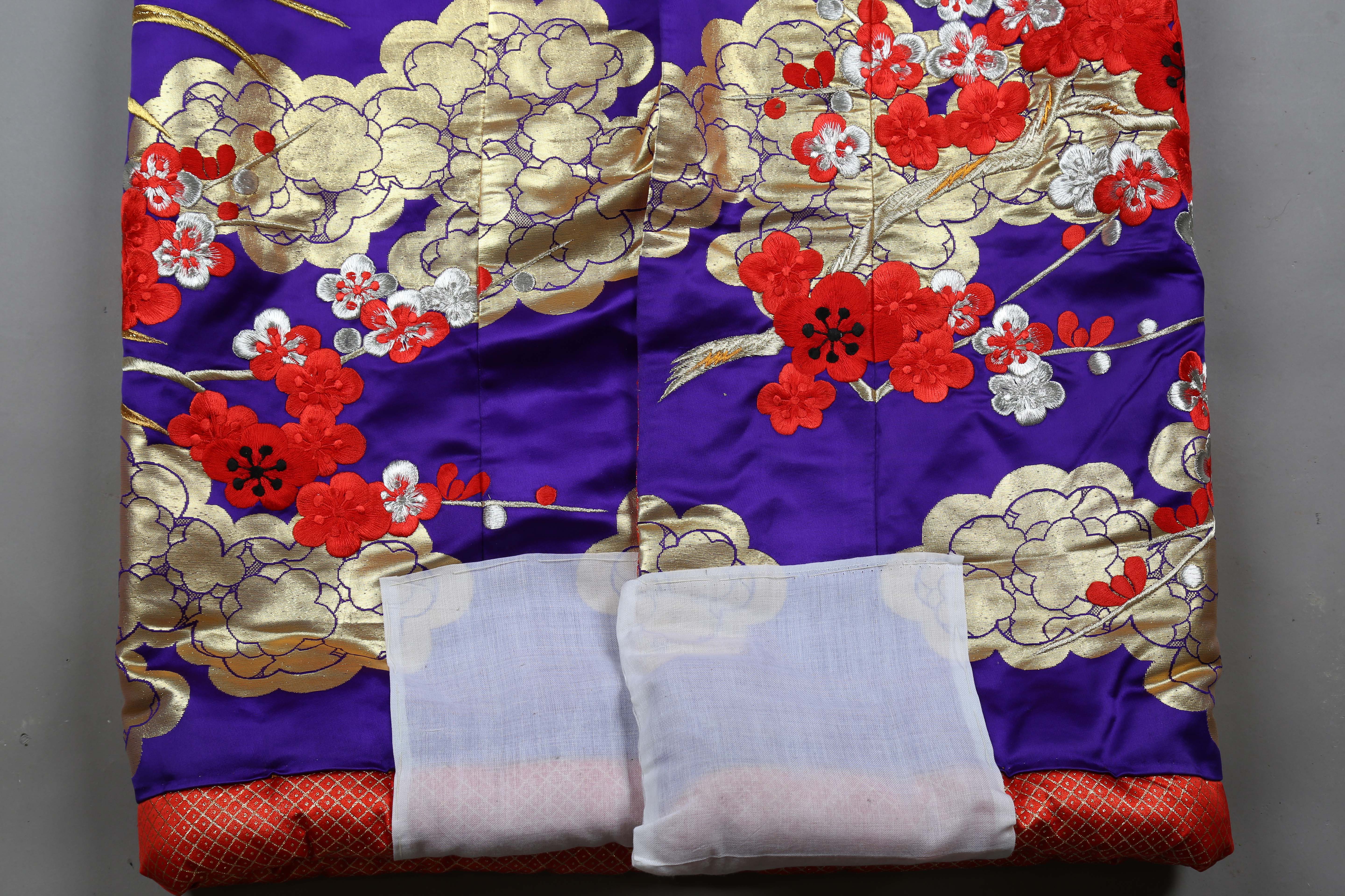 A late 20th century Japanese embroidered kimono, decorated in gilt thread and silks with exotic - Image 16 of 23