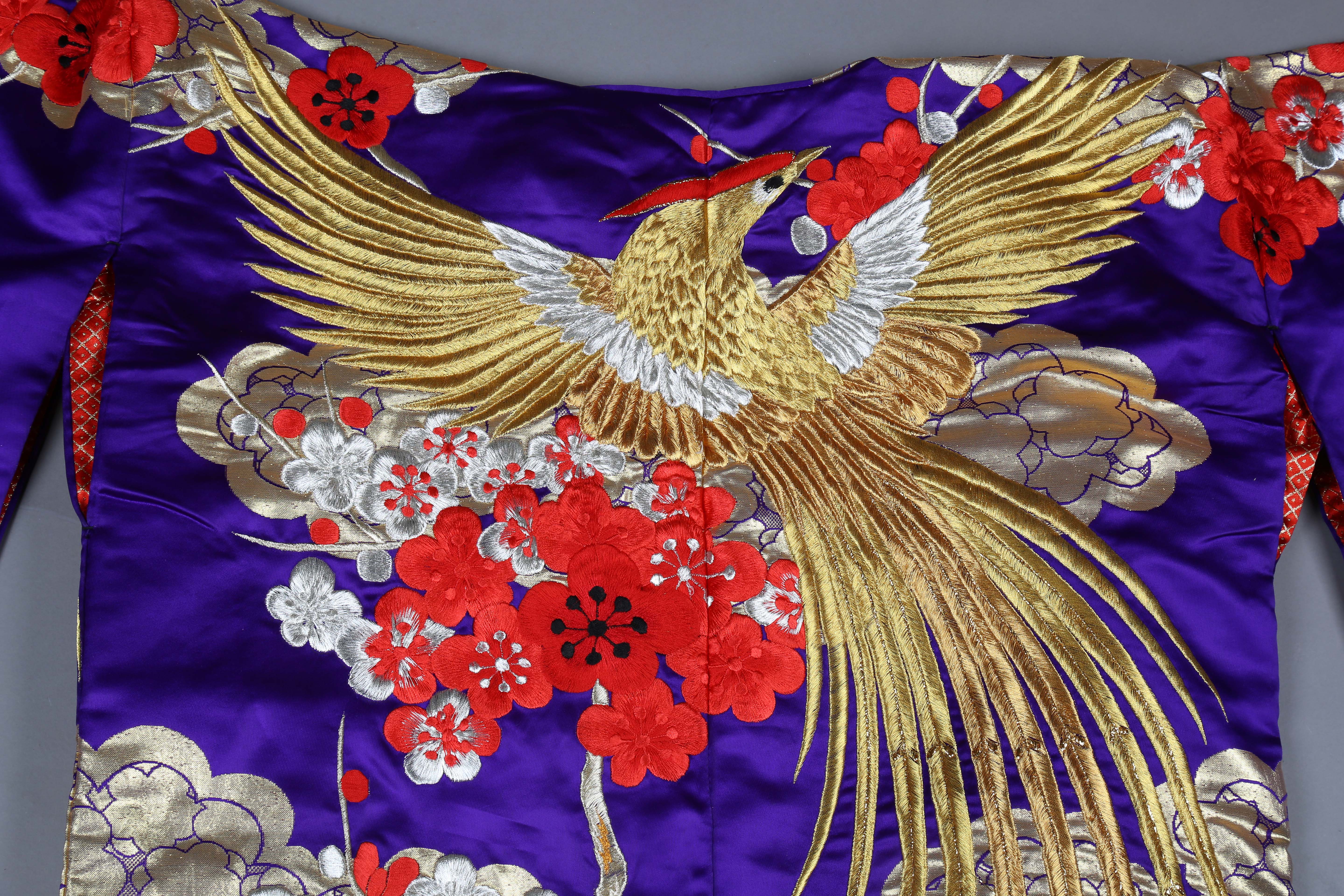 A late 20th century Japanese embroidered kimono, decorated in gilt thread and silks with exotic - Image 6 of 23