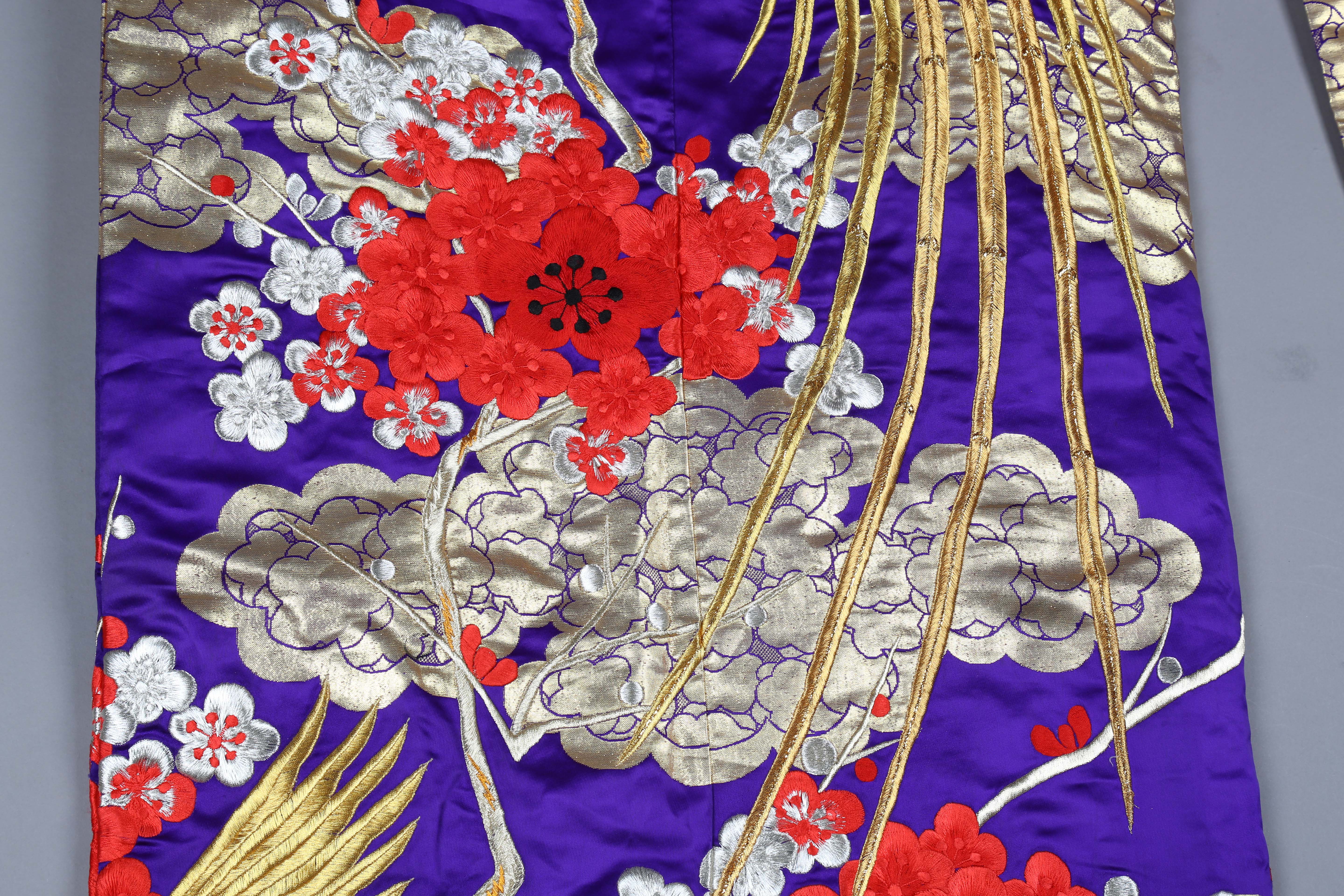 A late 20th century Japanese embroidered kimono, decorated in gilt thread and silks with exotic - Image 5 of 23
