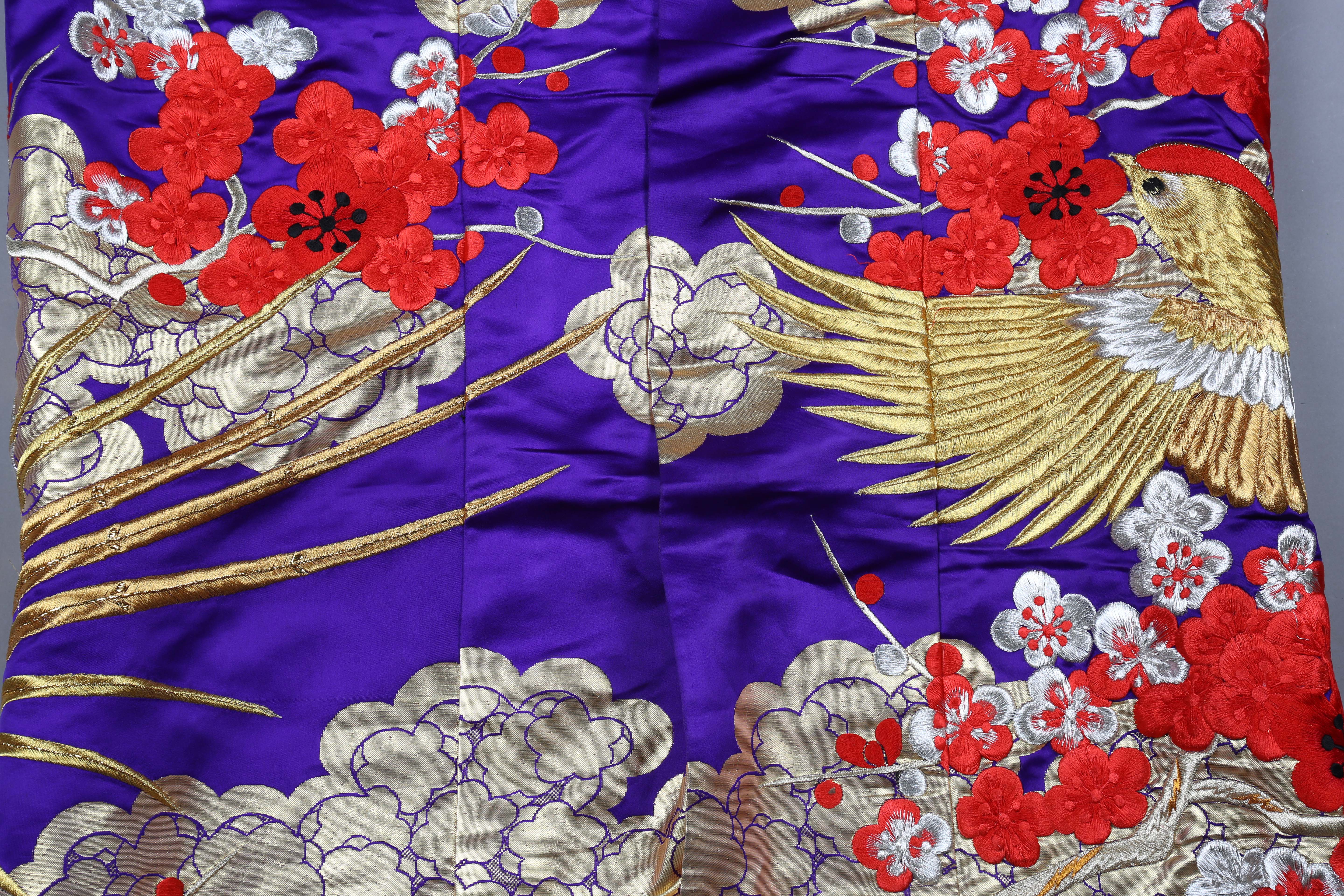 A late 20th century Japanese embroidered kimono, decorated in gilt thread and silks with exotic - Image 18 of 23