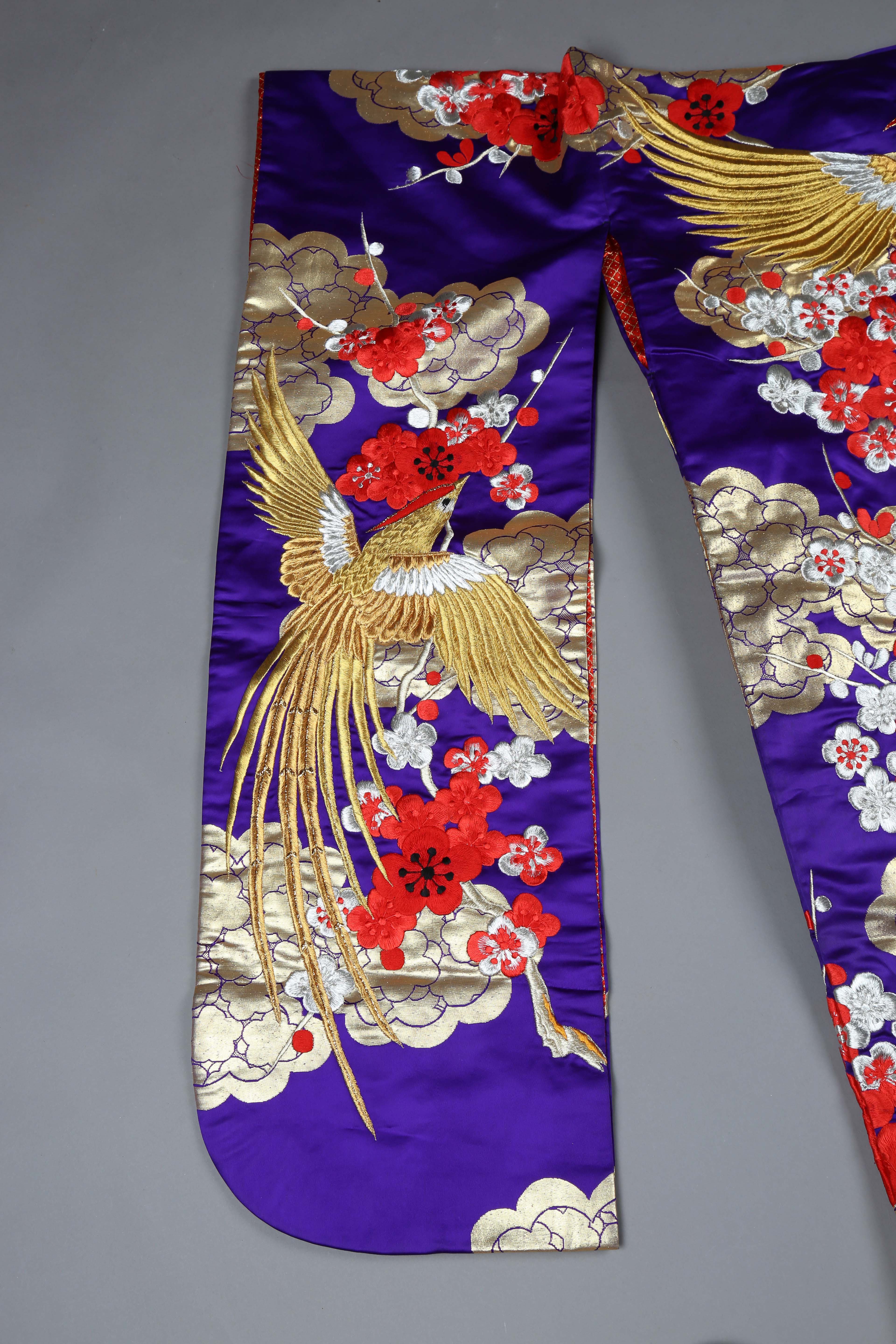 A late 20th century Japanese embroidered kimono, decorated in gilt thread and silks with exotic - Image 2 of 23