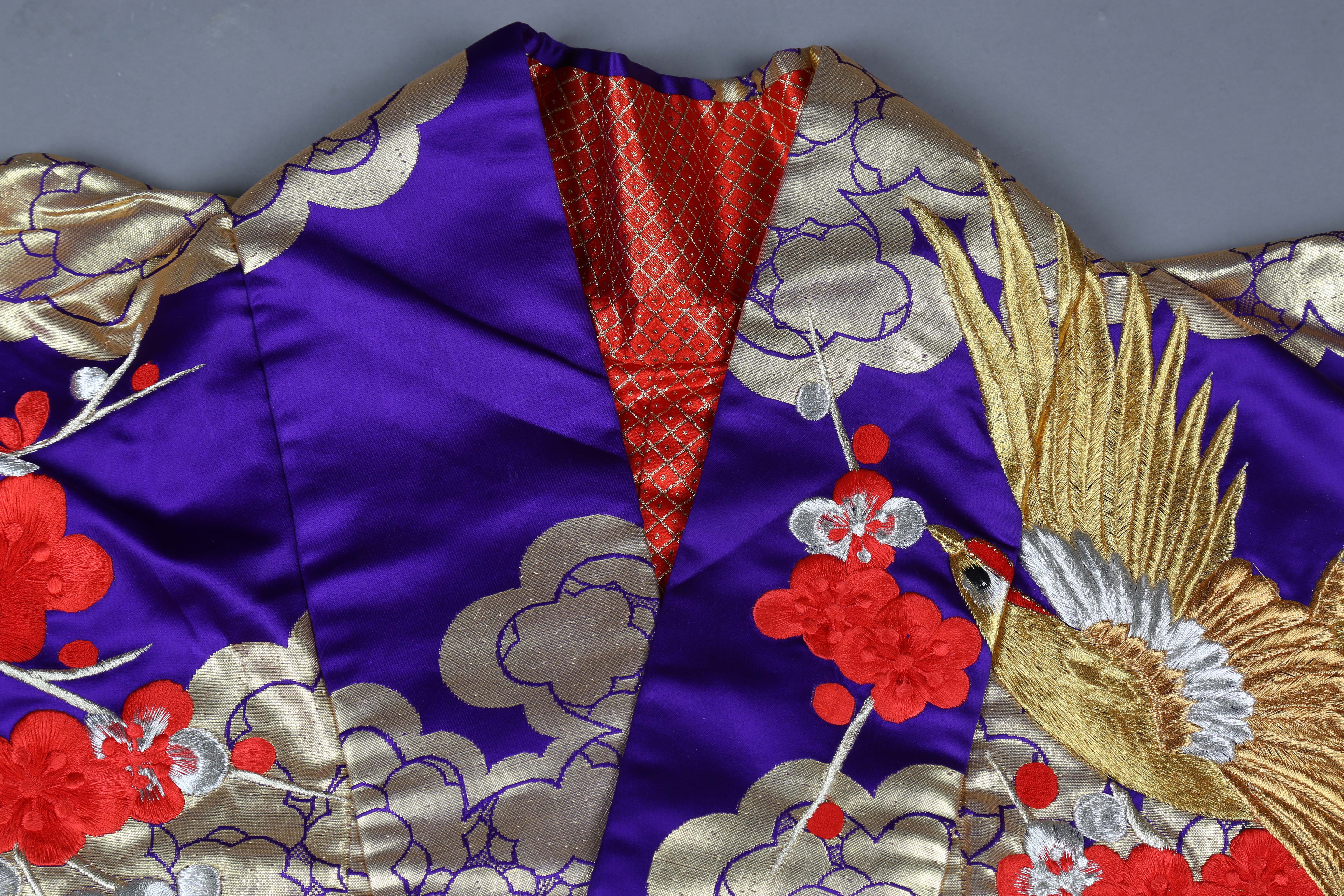 A late 20th century Japanese embroidered kimono, decorated in gilt thread and silks with exotic - Image 22 of 23