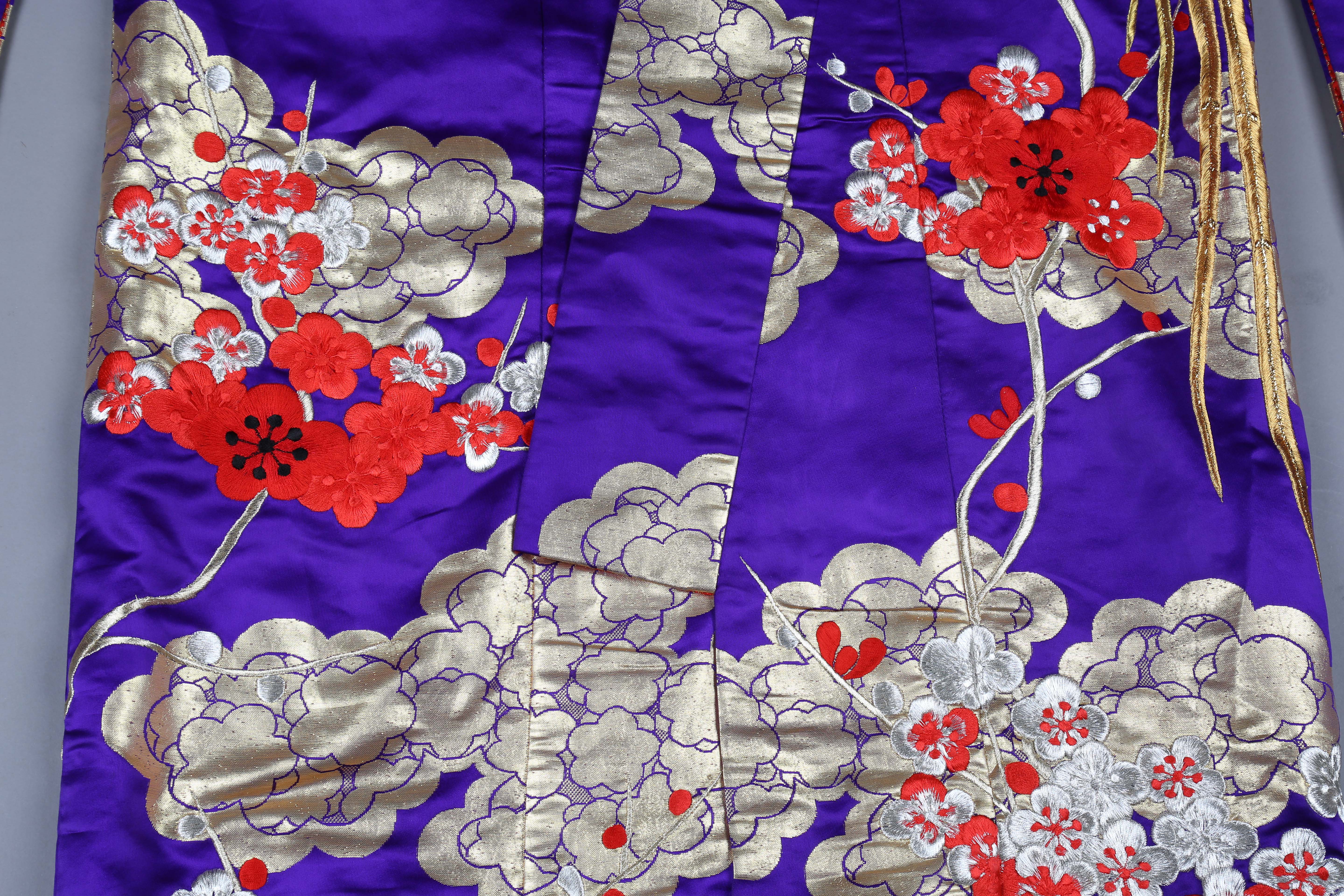 A late 20th century Japanese embroidered kimono, decorated in gilt thread and silks with exotic - Image 19 of 23