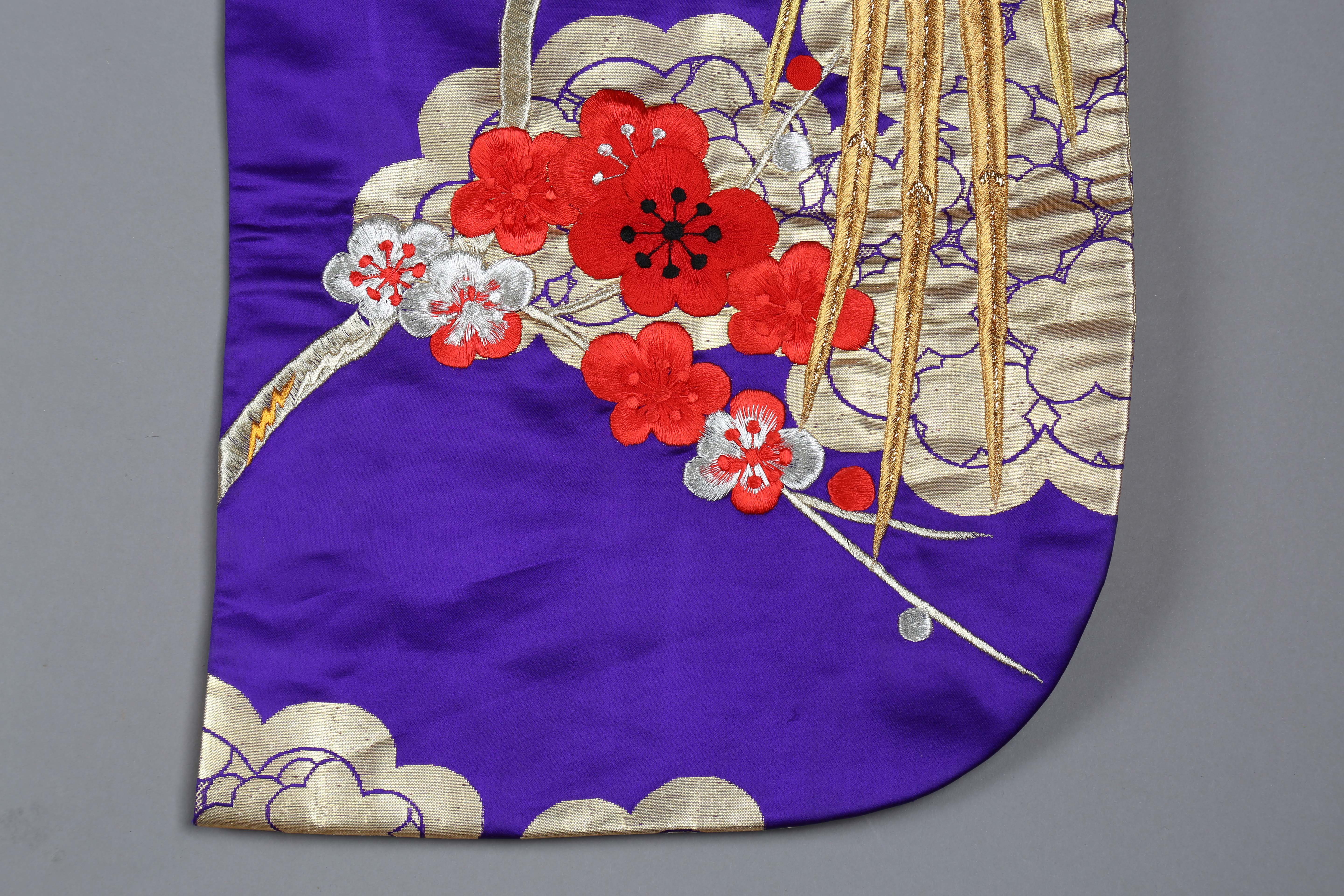 A late 20th century Japanese embroidered kimono, decorated in gilt thread and silks with exotic - Image 7 of 23
