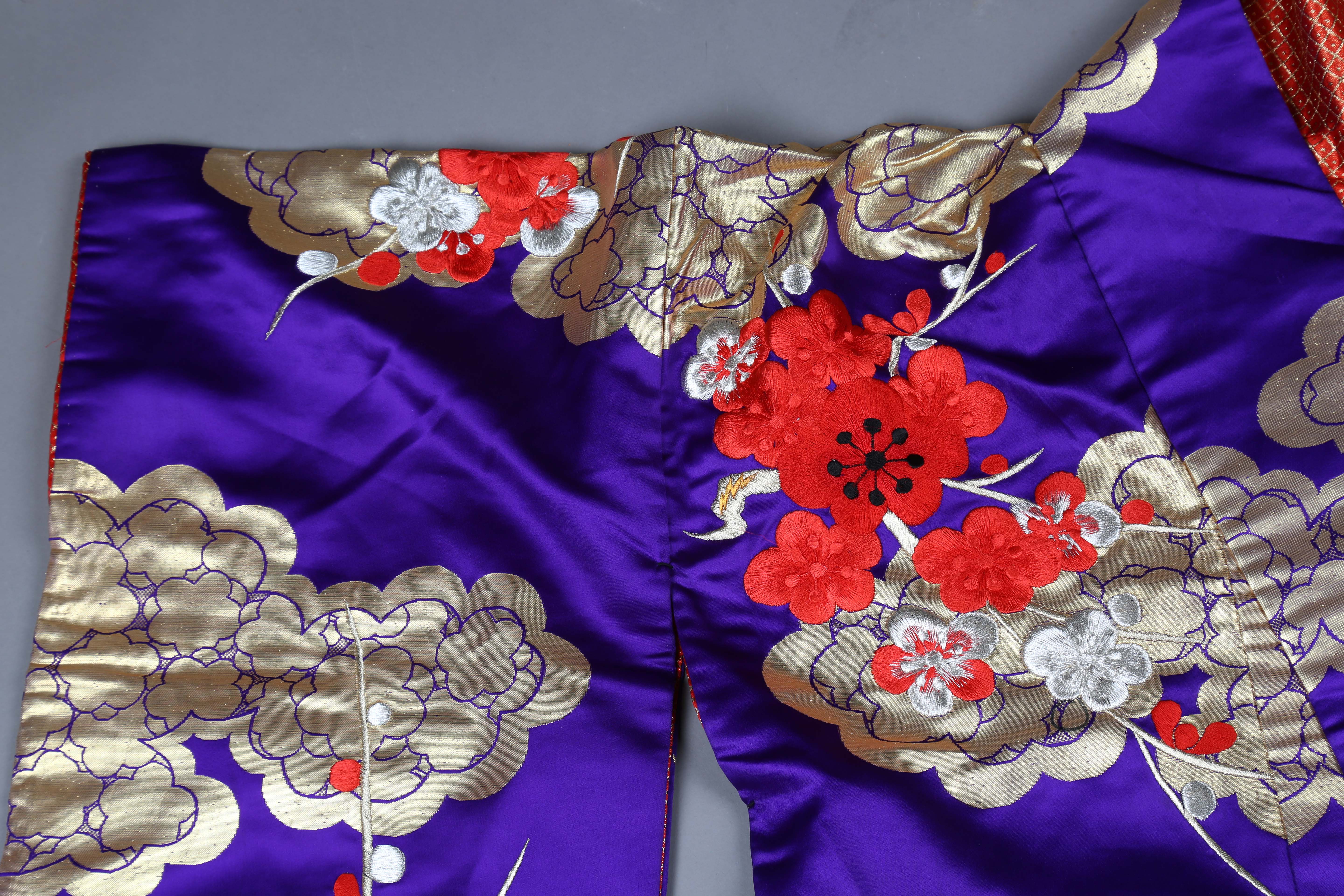 A late 20th century Japanese embroidered kimono, decorated in gilt thread and silks with exotic - Image 21 of 23