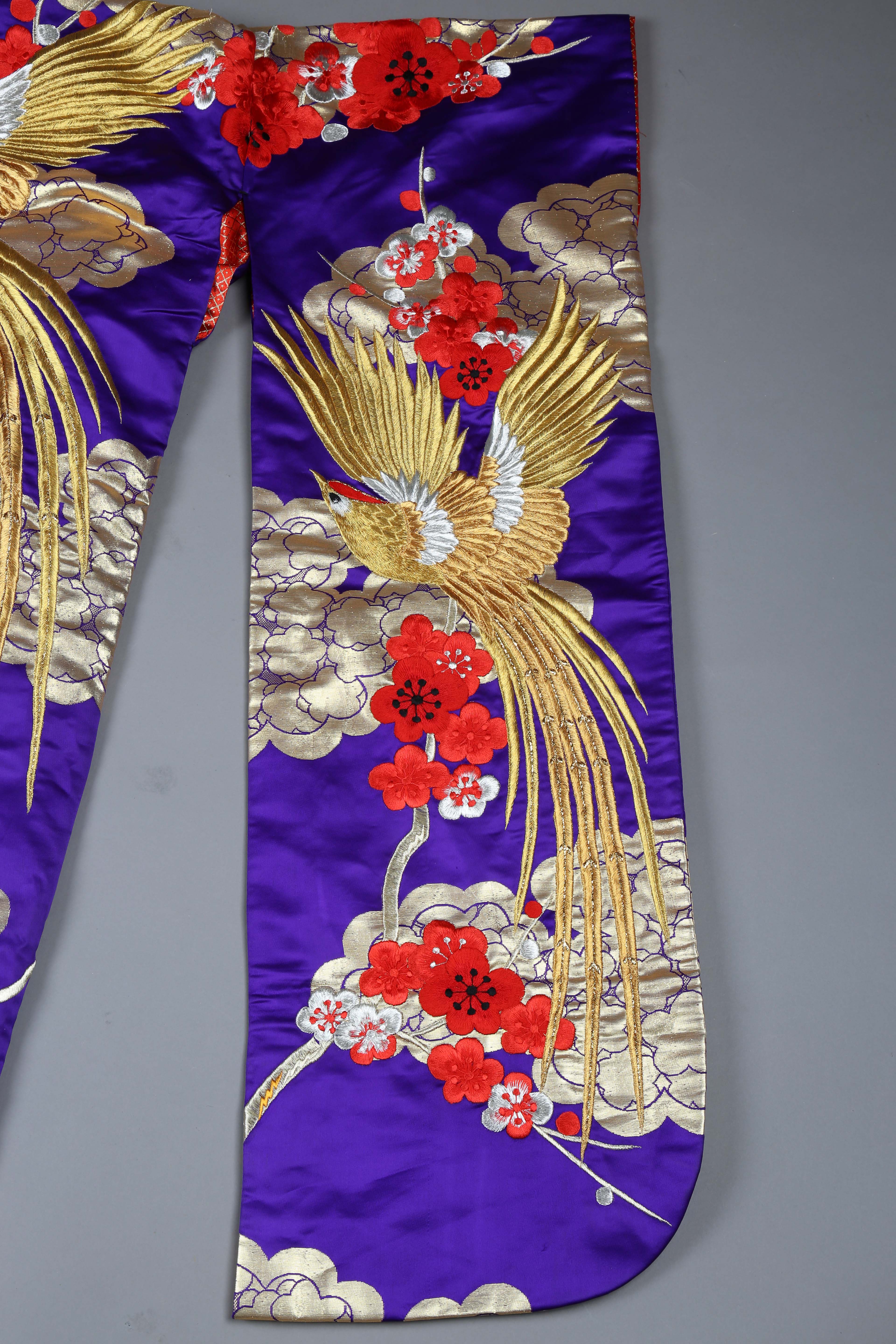 A late 20th century Japanese embroidered kimono, decorated in gilt thread and silks with exotic - Image 9 of 23