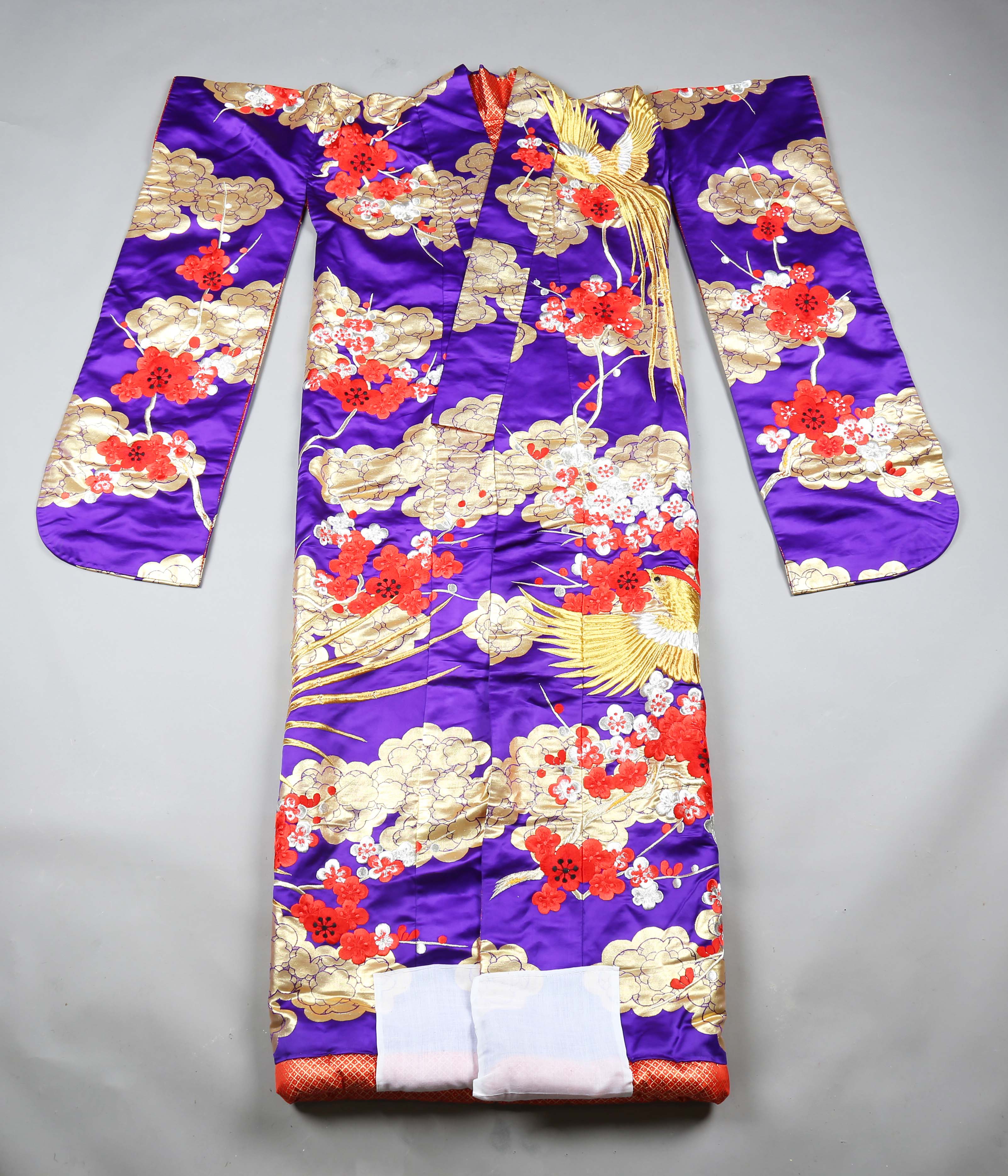 A late 20th century Japanese embroidered kimono, decorated in gilt thread and silks with exotic