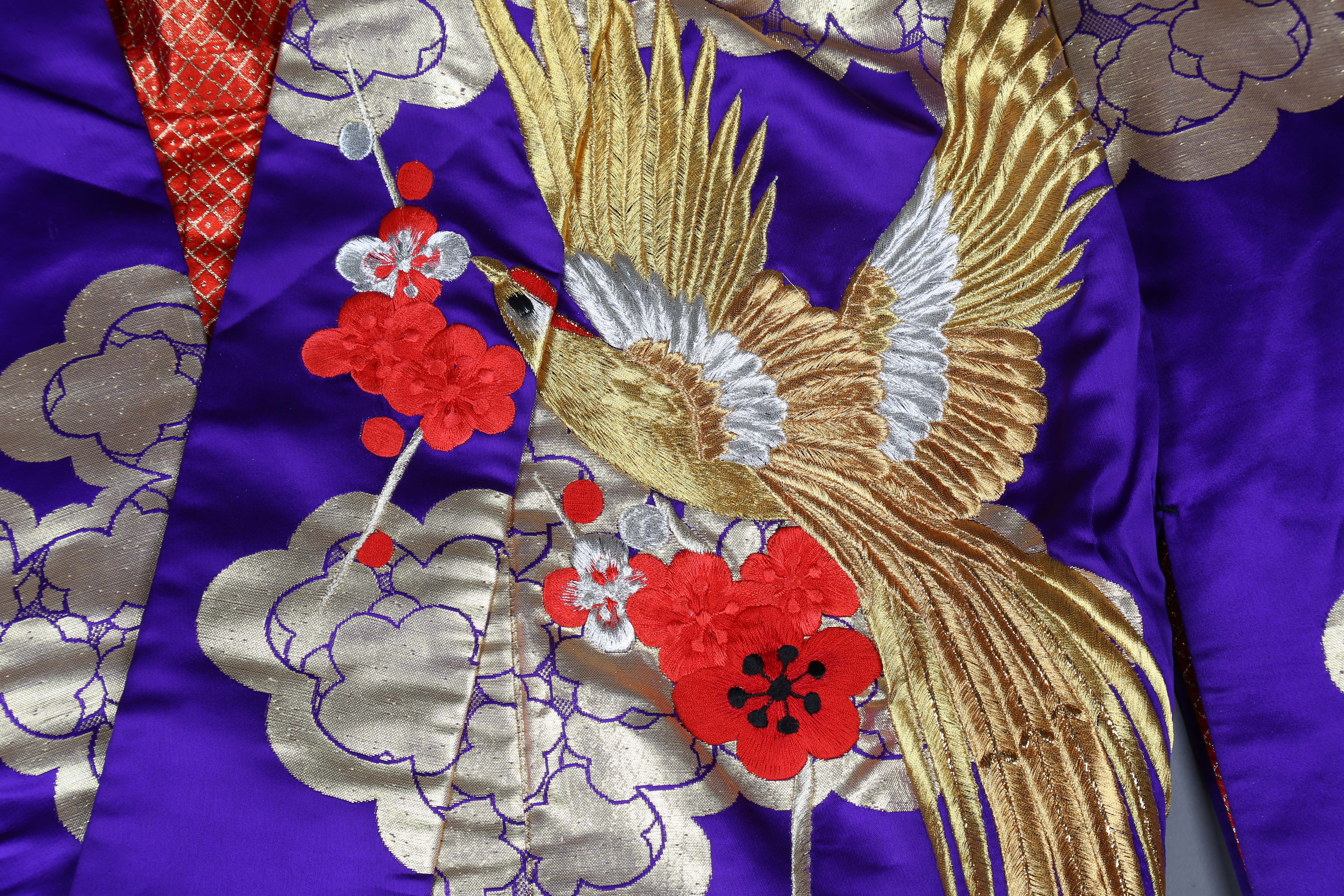 A late 20th century Japanese embroidered kimono, decorated in gilt thread and silks with exotic - Image 23 of 23