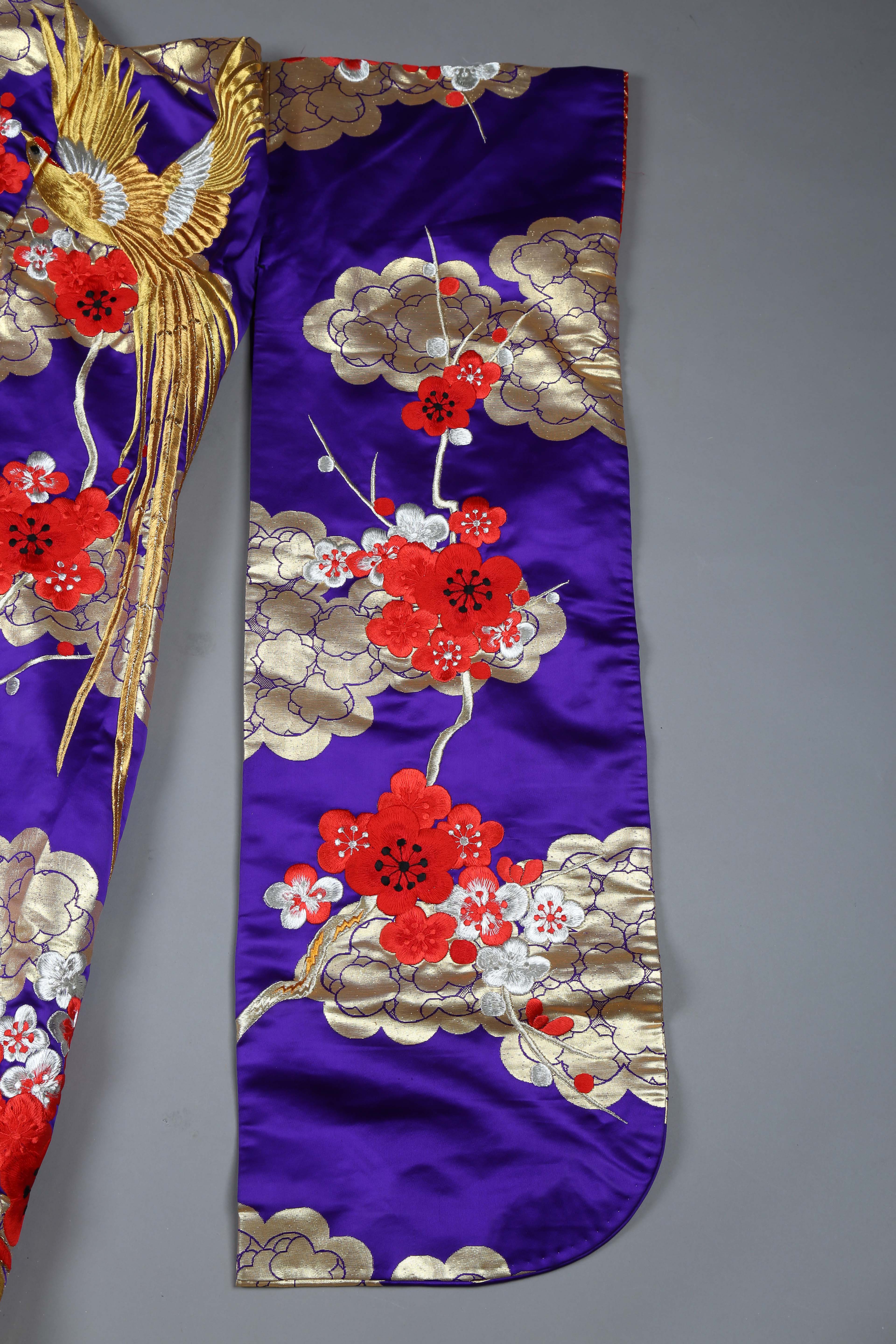 A late 20th century Japanese embroidered kimono, decorated in gilt thread and silks with exotic - Image 15 of 23