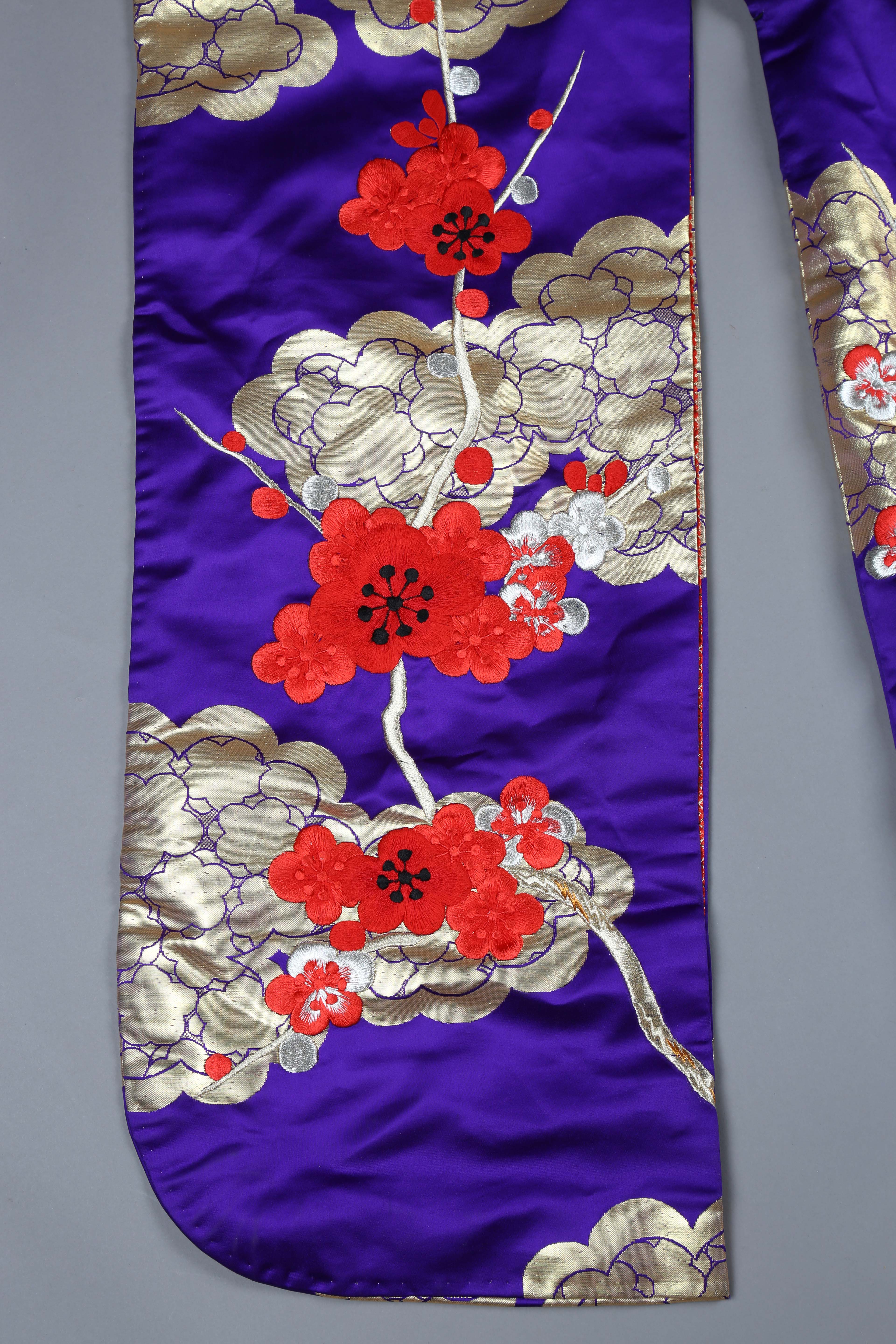 A late 20th century Japanese embroidered kimono, decorated in gilt thread and silks with exotic - Image 20 of 23
