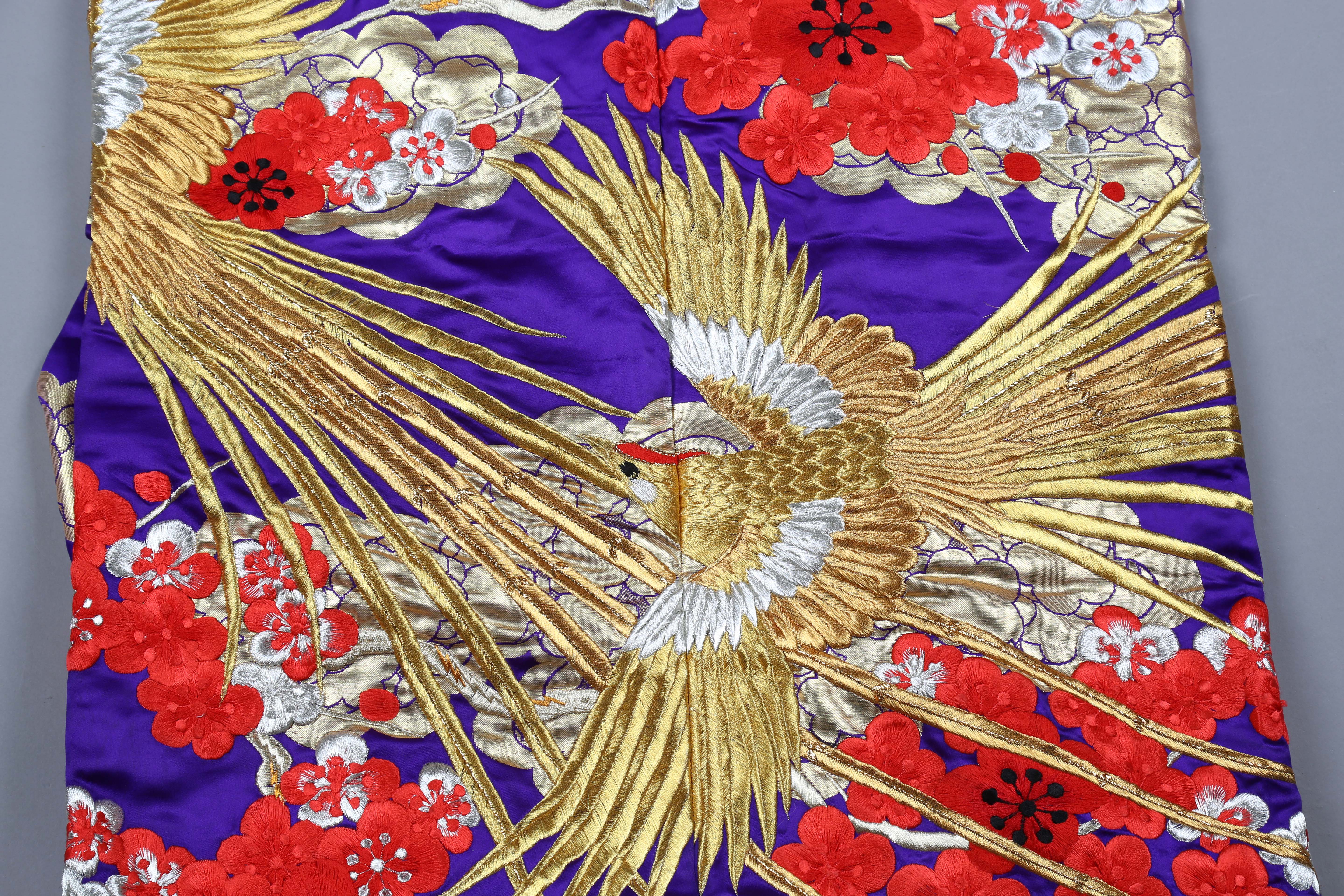A late 20th century Japanese embroidered kimono, decorated in gilt thread and silks with exotic - Image 4 of 23