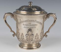 An Edwardian silver two-handled cup and domed cover, decorated with acanthus leaf bands within a