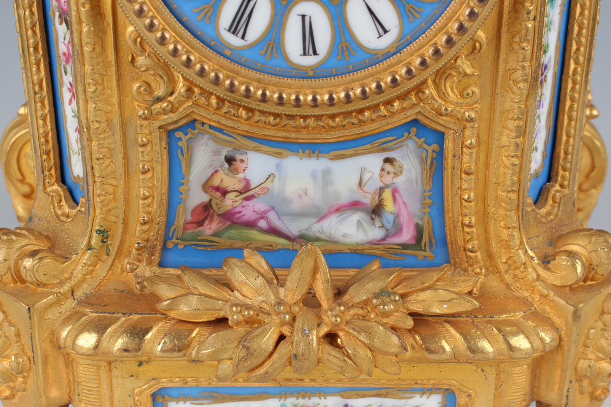 A late 19th century French gilt spelter and porcelain mantel clock with eight day movement - Image 7 of 10