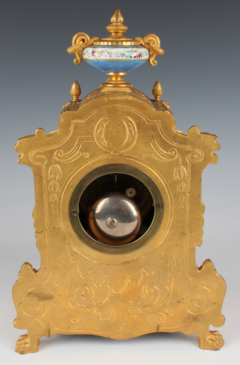 A late 19th century French gilt spelter and porcelain mantel clock with eight day movement - Image 6 of 10