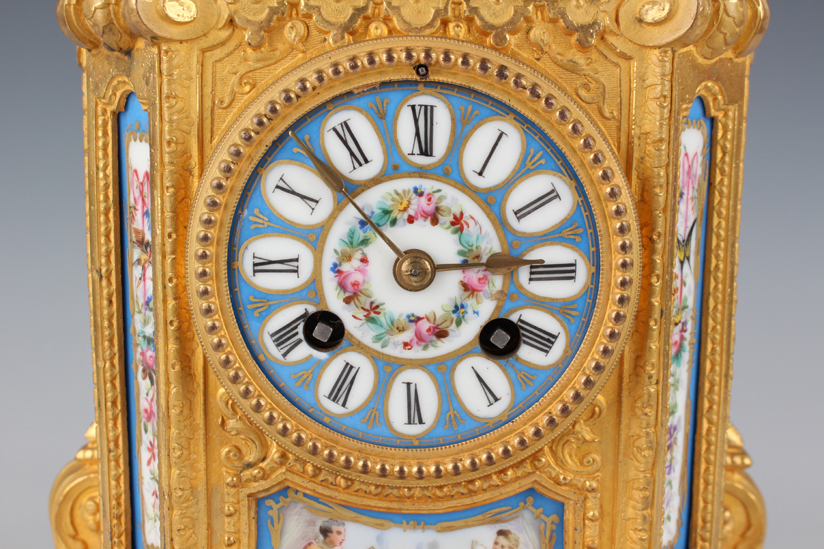 A late 19th century French gilt spelter and porcelain mantel clock with eight day movement - Image 9 of 10