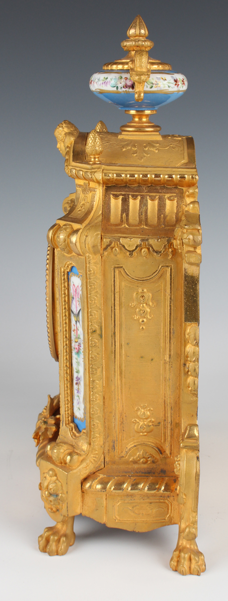 A late 19th century French gilt spelter and porcelain mantel clock with eight day movement - Image 3 of 10