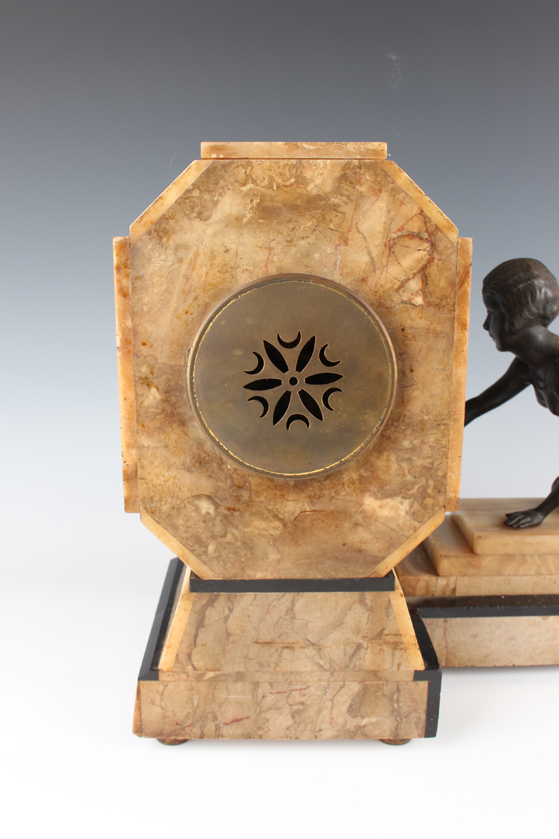 An Art Deco French brown onyx, slate and spelter mantel clock with eight day movement striking on - Image 5 of 12