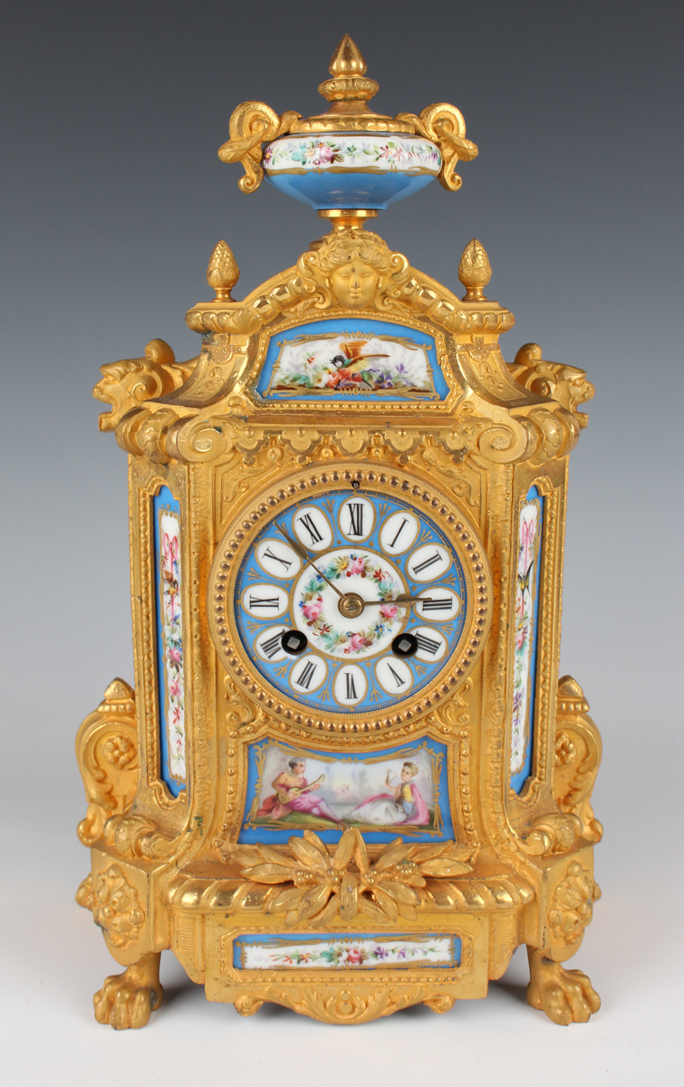 A late 19th century French gilt spelter and porcelain mantel clock with eight day movement - Image 10 of 10