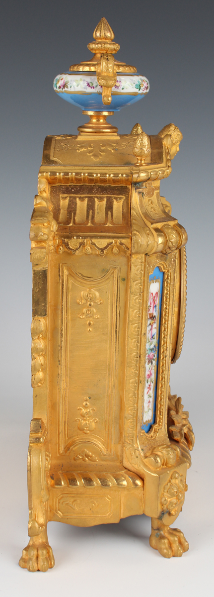 A late 19th century French gilt spelter and porcelain mantel clock with eight day movement - Image 4 of 10