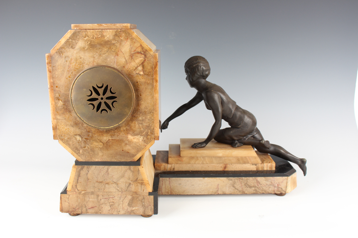 An Art Deco French brown onyx, slate and spelter mantel clock with eight day movement striking on - Image 6 of 12