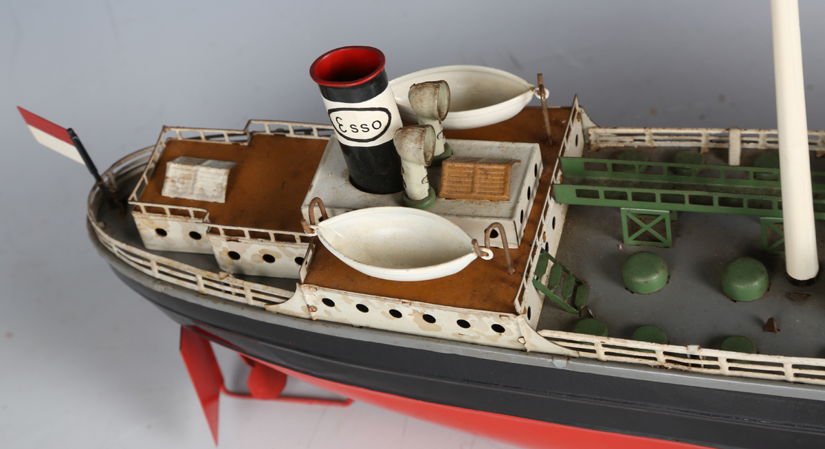 A Fleischmann US Zone tinplate clockwork single funnel 'Esso' tanker with black and red hull, length - Image 3 of 5