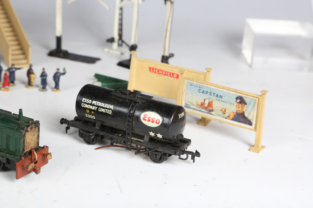 A collection of Hornby Dublo three-rail items, including EDLT 20 locomotive 'Bristol Castle' and - Image 14 of 14