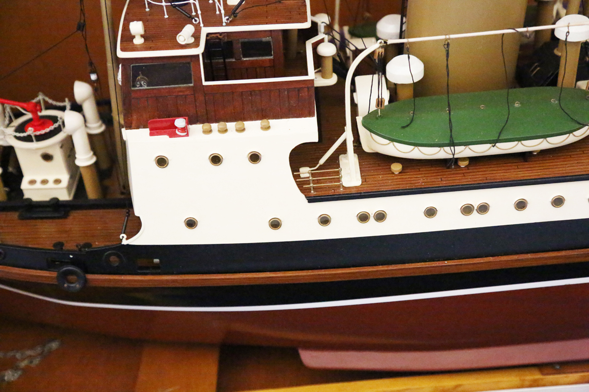 A remote control model of the tug boat 'F.C. Sturrock', with control, length 101cm, with wooden - Image 6 of 8