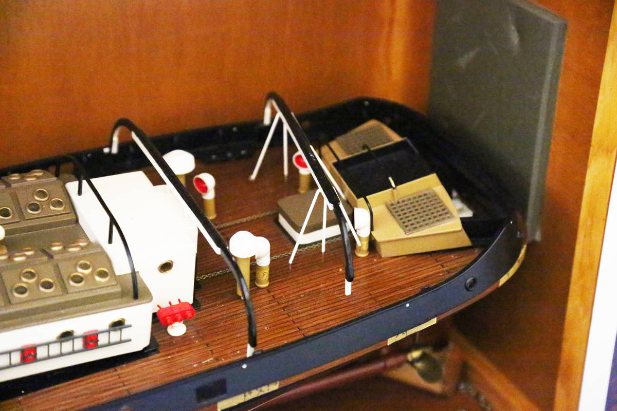 A remote control model of the tug boat 'F.C. Sturrock', with control, length 101cm, with wooden - Image 3 of 8