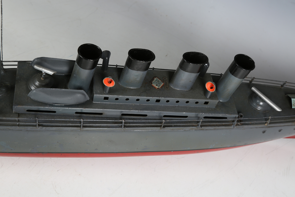 A Bing tinplate clockwork model of a torpedo ship, fitted with a mast with crow's nest and four - Image 7 of 9